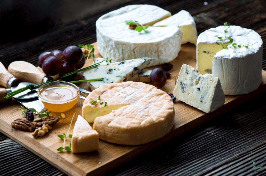 plateaux de fromages sur fond noir