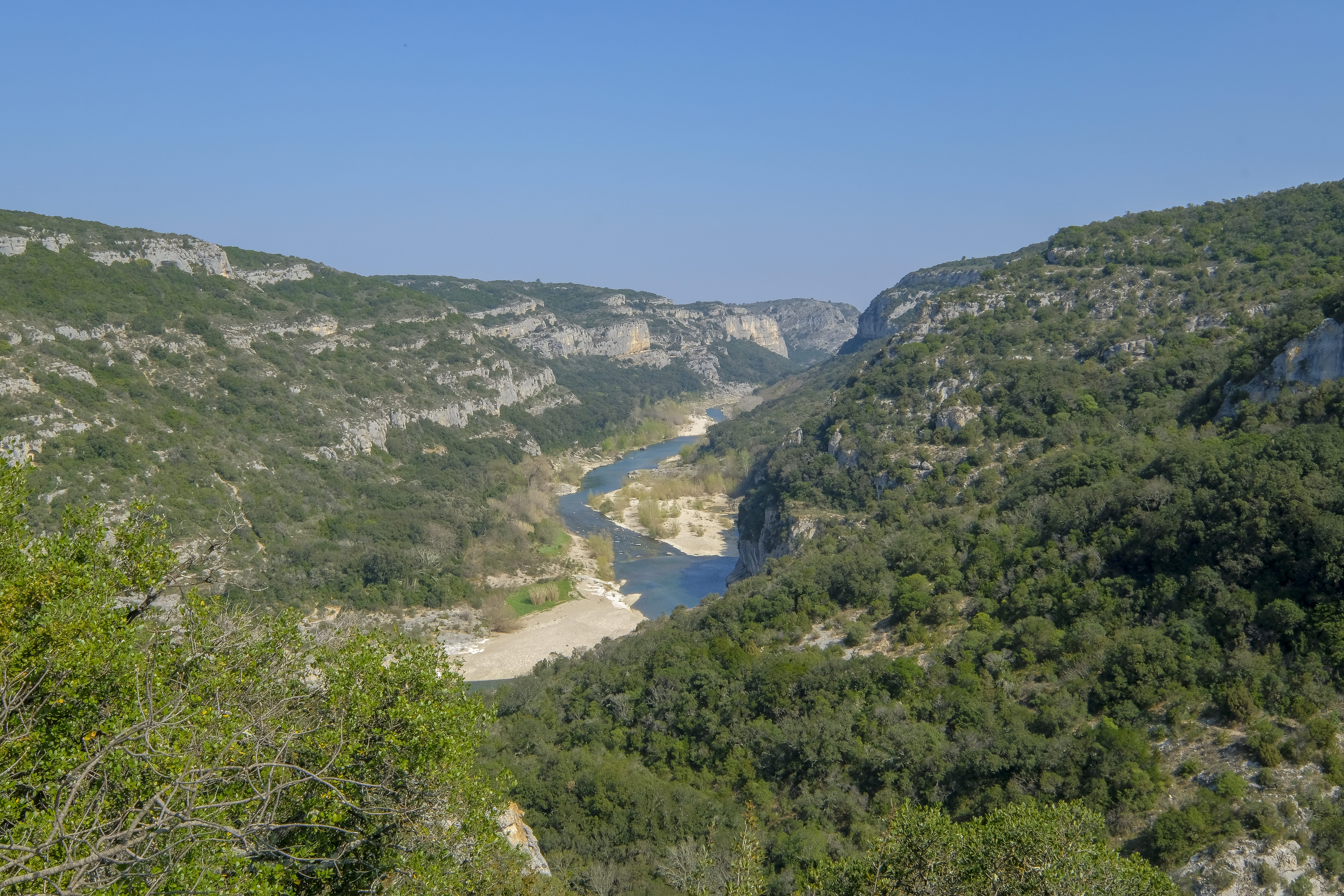 Panorama sur les Gorges du Gardon, la rivière serpente dans les falaises calcaires