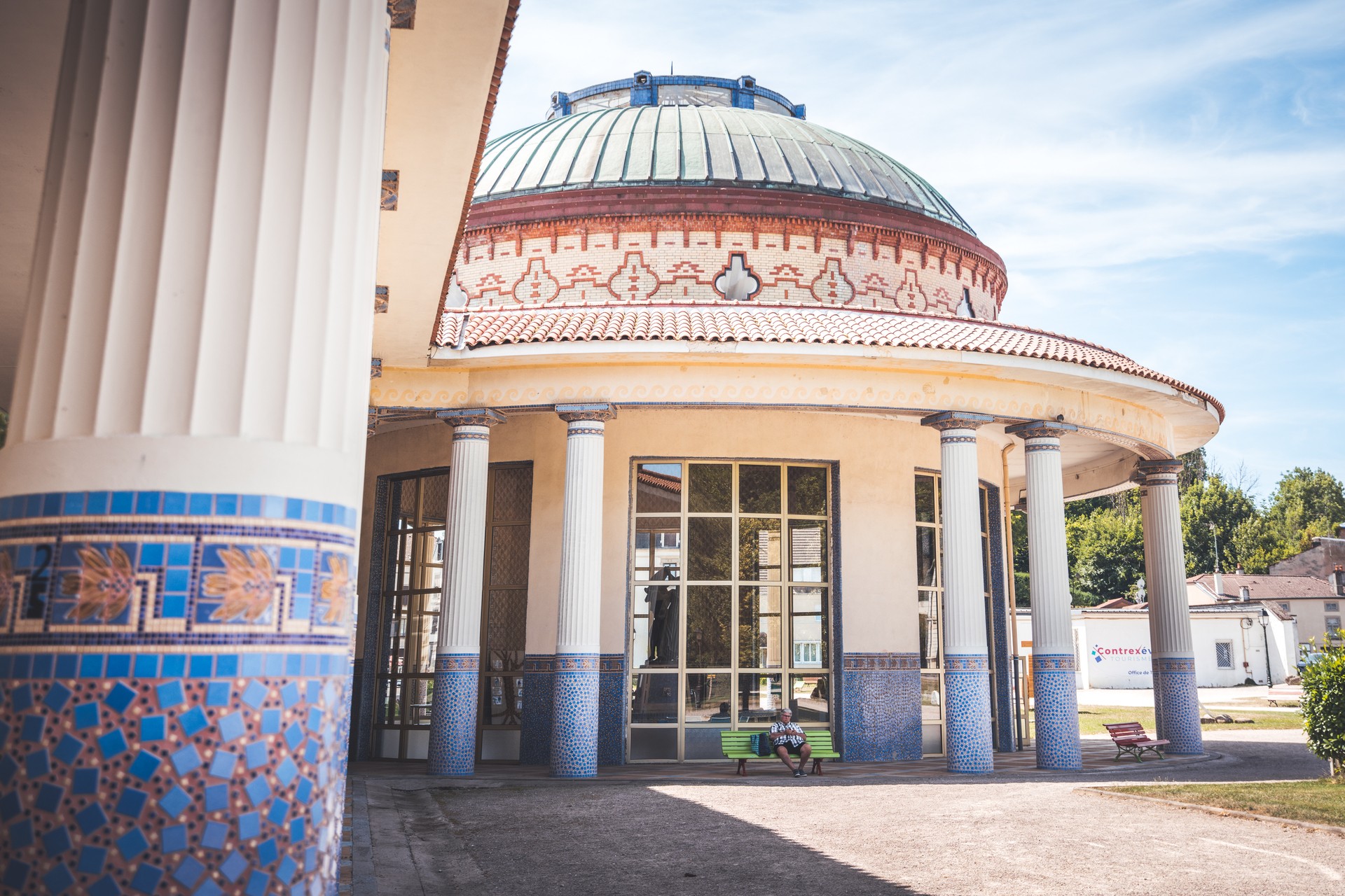 Extérieur de la Galerie thermale de Contrexéville avec ses mosaïques. / ©ART GE - Pierre Defontaine
