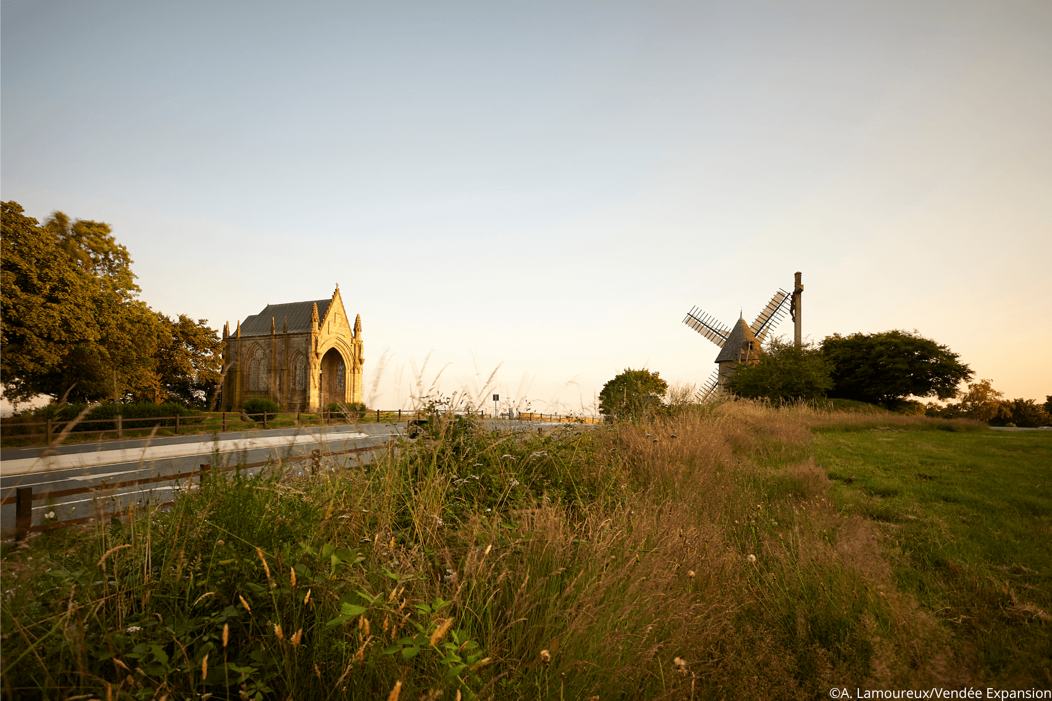 Mont des Alouette avec le Moulin, un calvaire et la Chapelle en fond devant une nature environnante