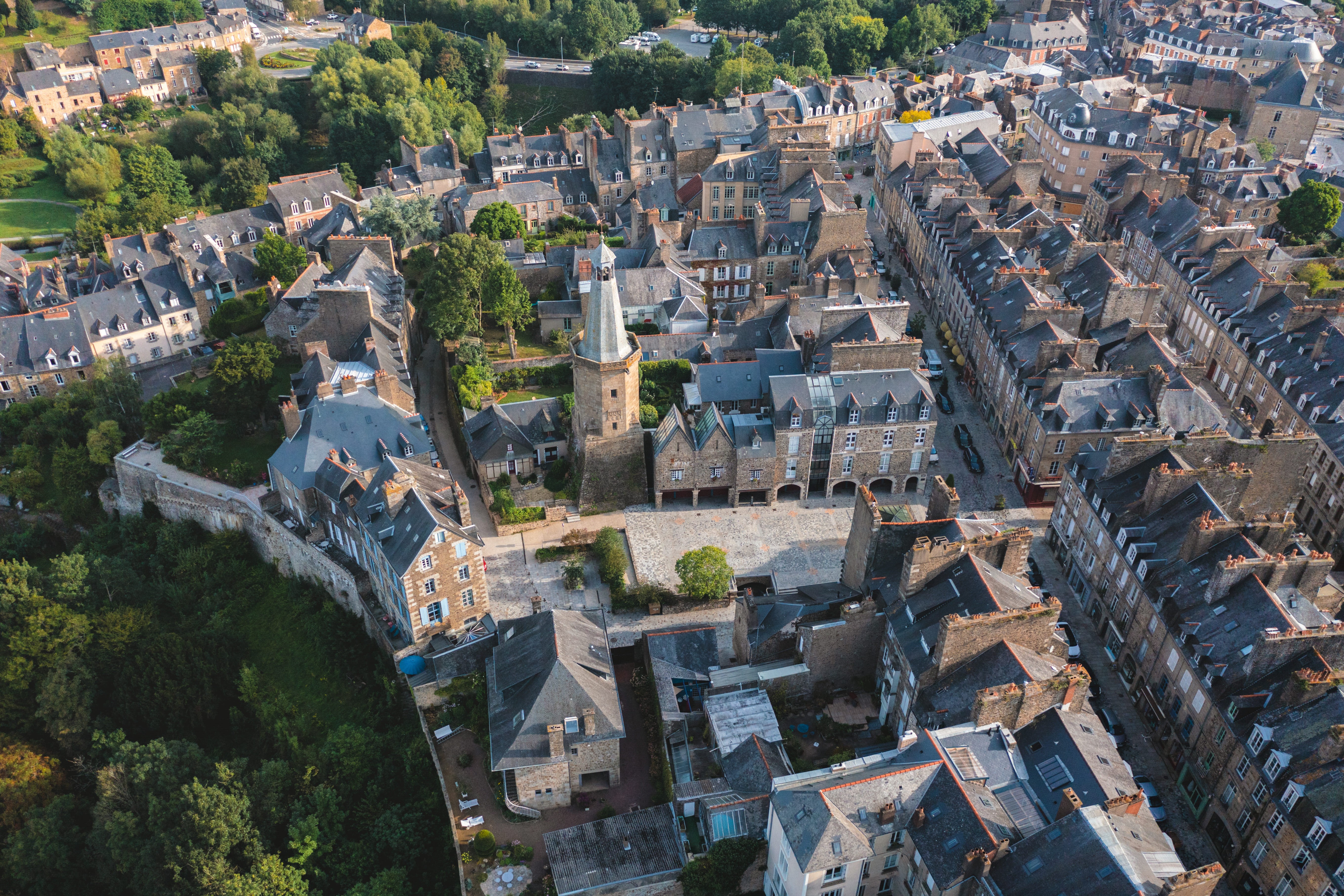 Vue aérienne de la ville de Fougères avec ses bâtiments historiques et ses toits en ardoise