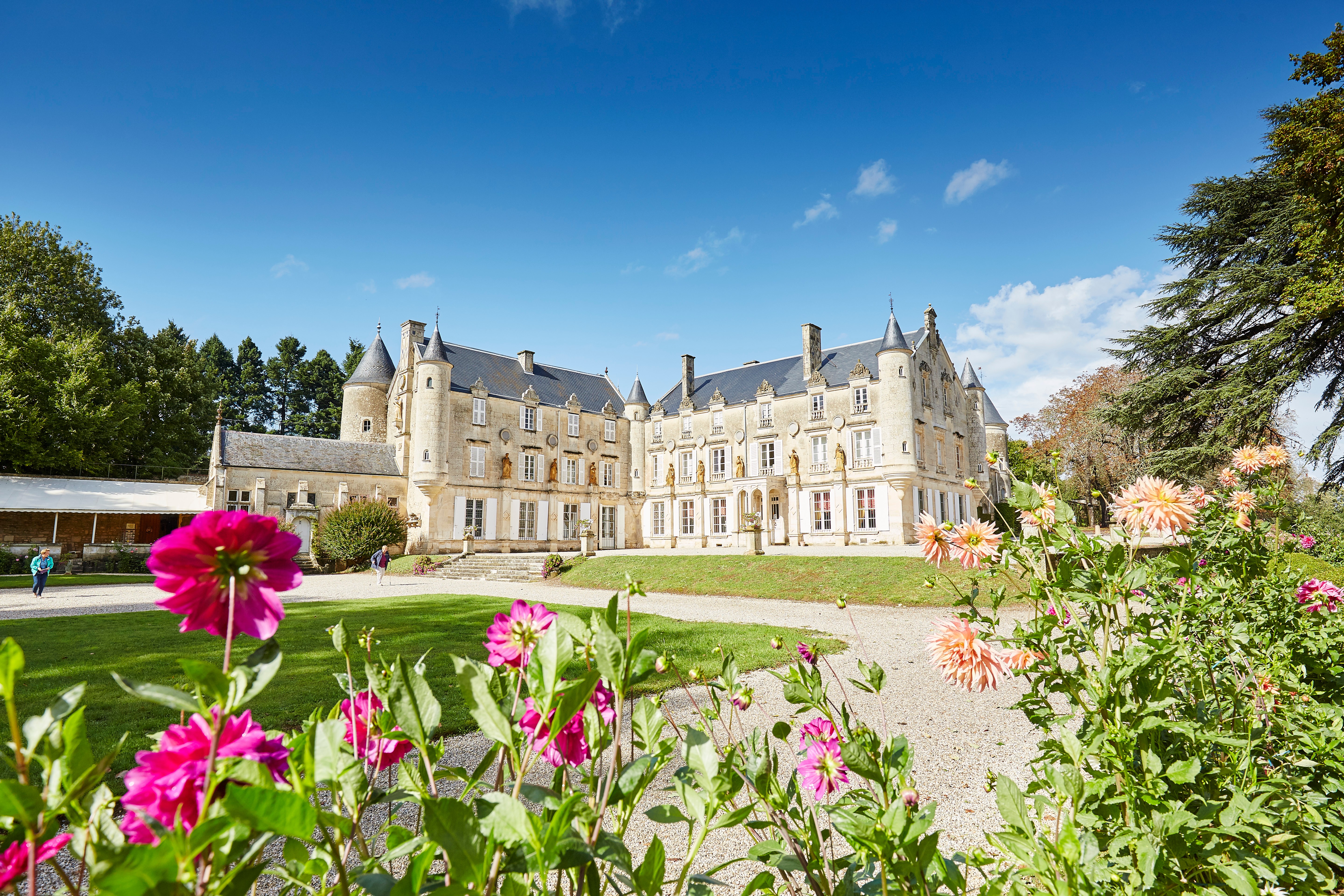 Château de Terre Neuve avec jardin à la Française devant et fleurs en premier plan