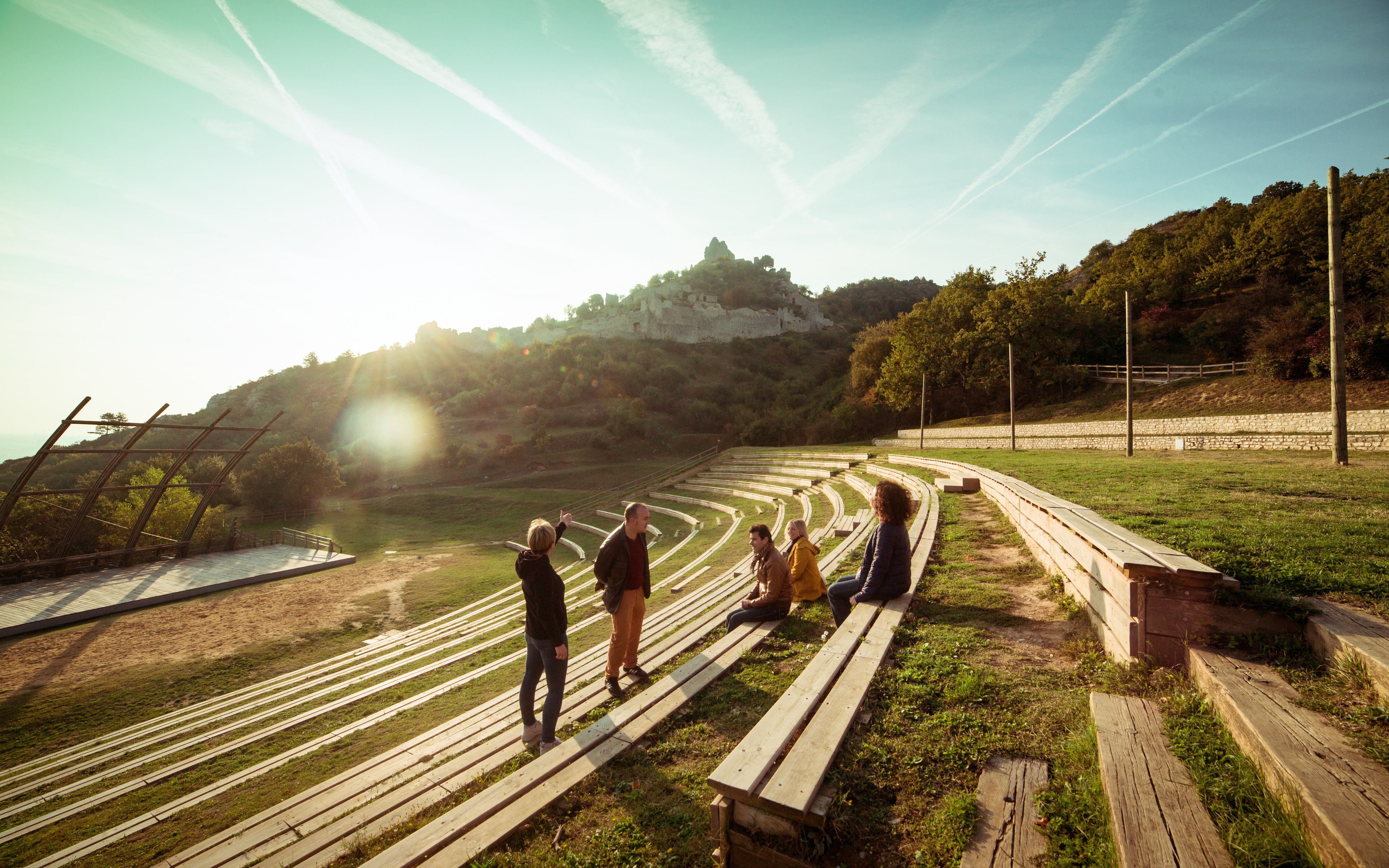 Groupe de personne visitant le théâtre de verdure sous le château de Crussol, rendez-vous annuel du Crussol Festival début juillet