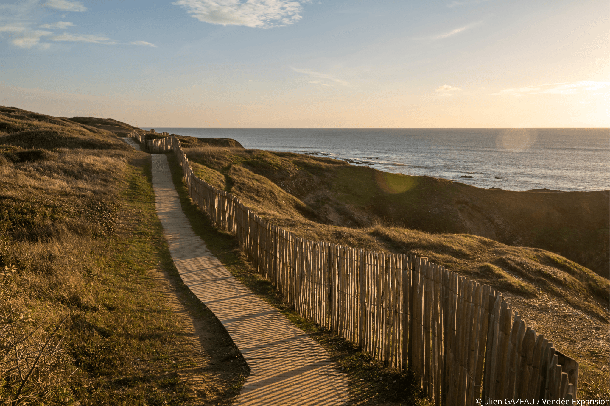 Sentier de randonnée en pleine nature le long de la mer au coucher du soleil