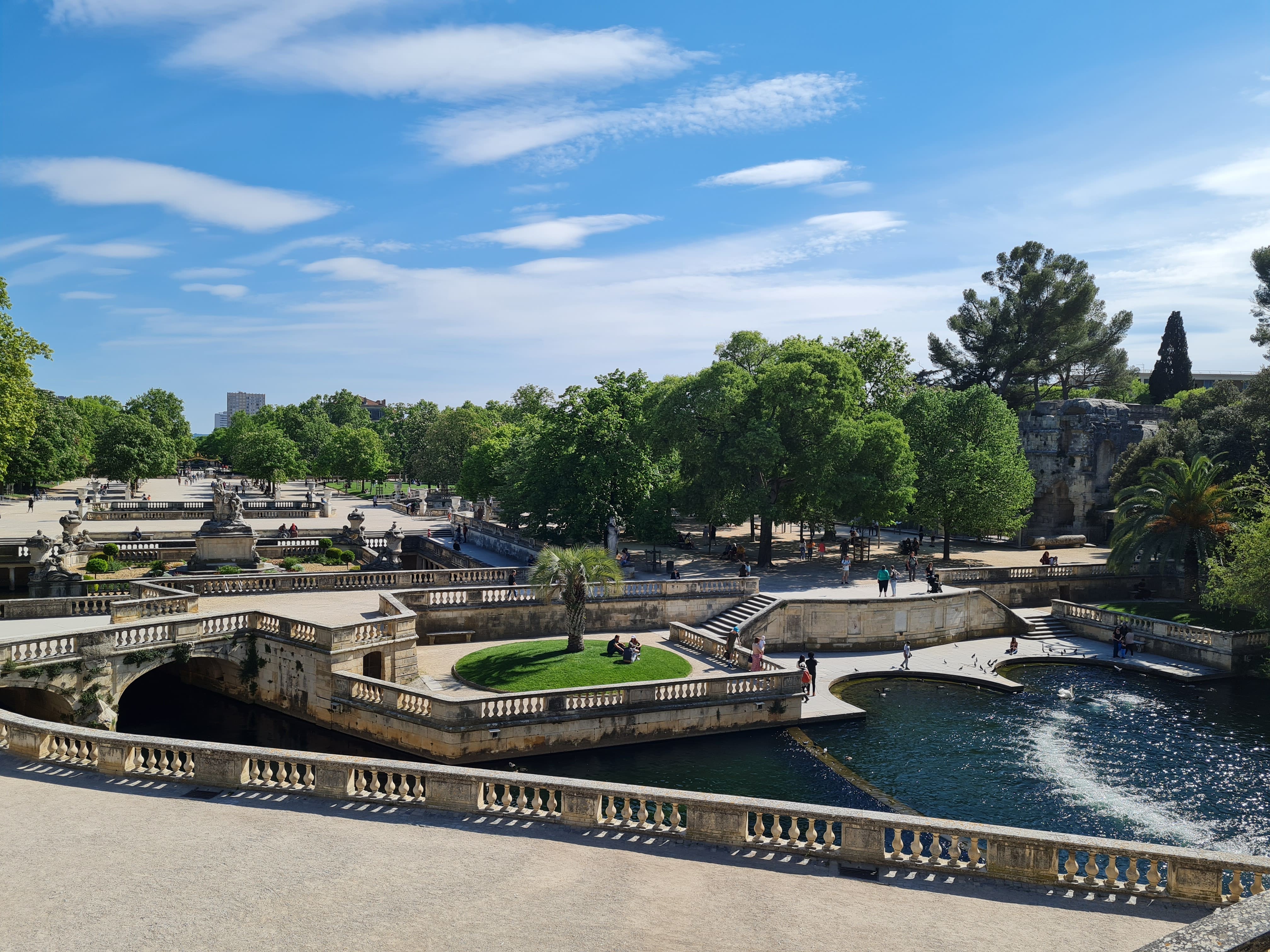 La source, les statuts de pierre et la végétation des Jardins de la Fontaine de Nîmes
