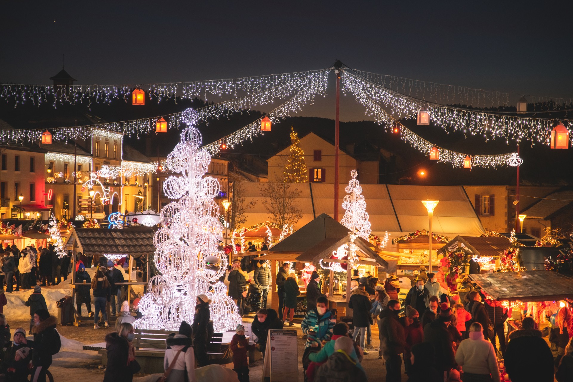 Marché de Noël à Gérardmer avec ses chalets et ses illuminations. / ©ART GE - Pierre Defontaine