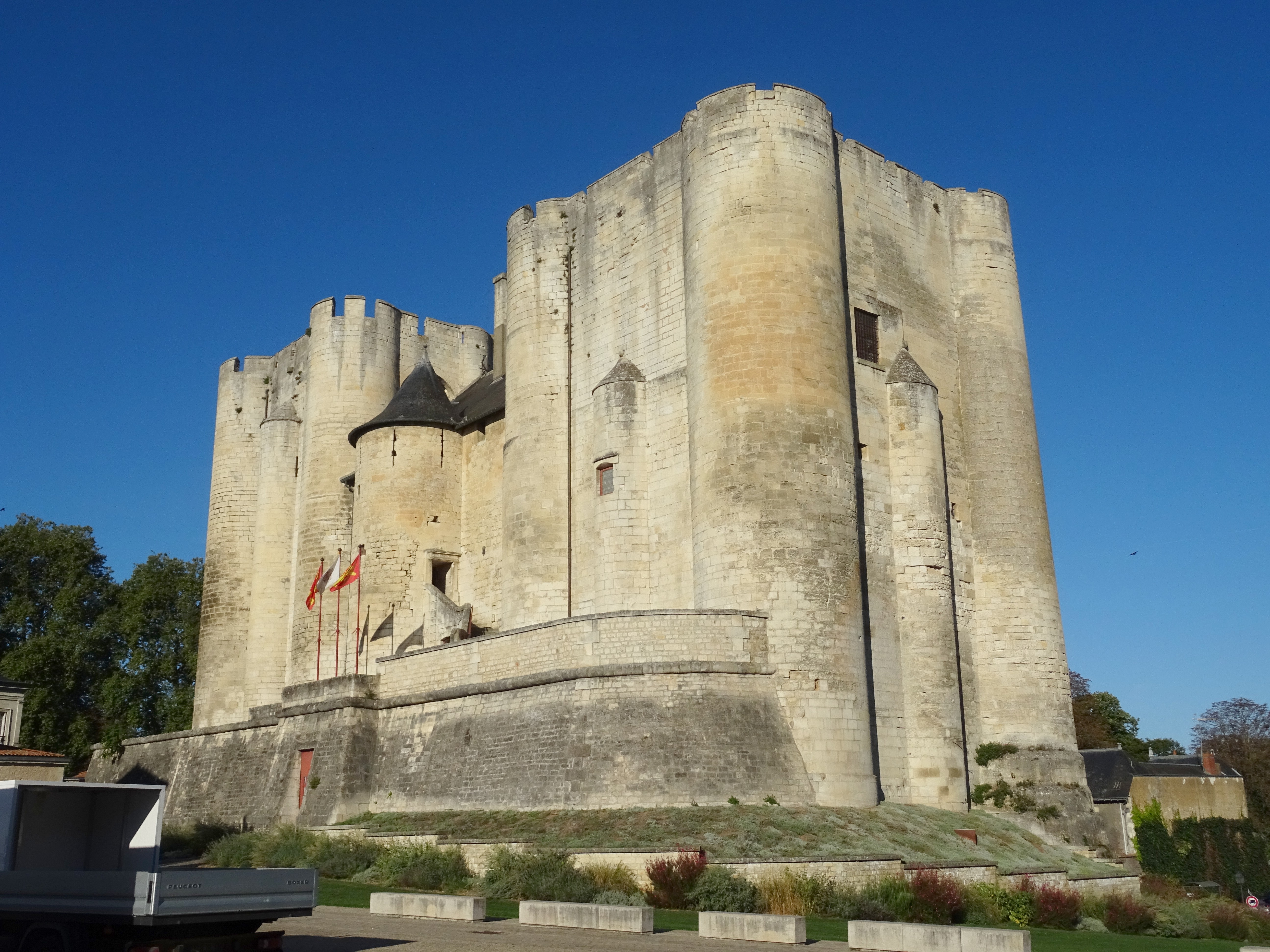 Donjon de Niort avec un ciel bleu, classé Monument Historique au bord de la Sèvre Niortaise