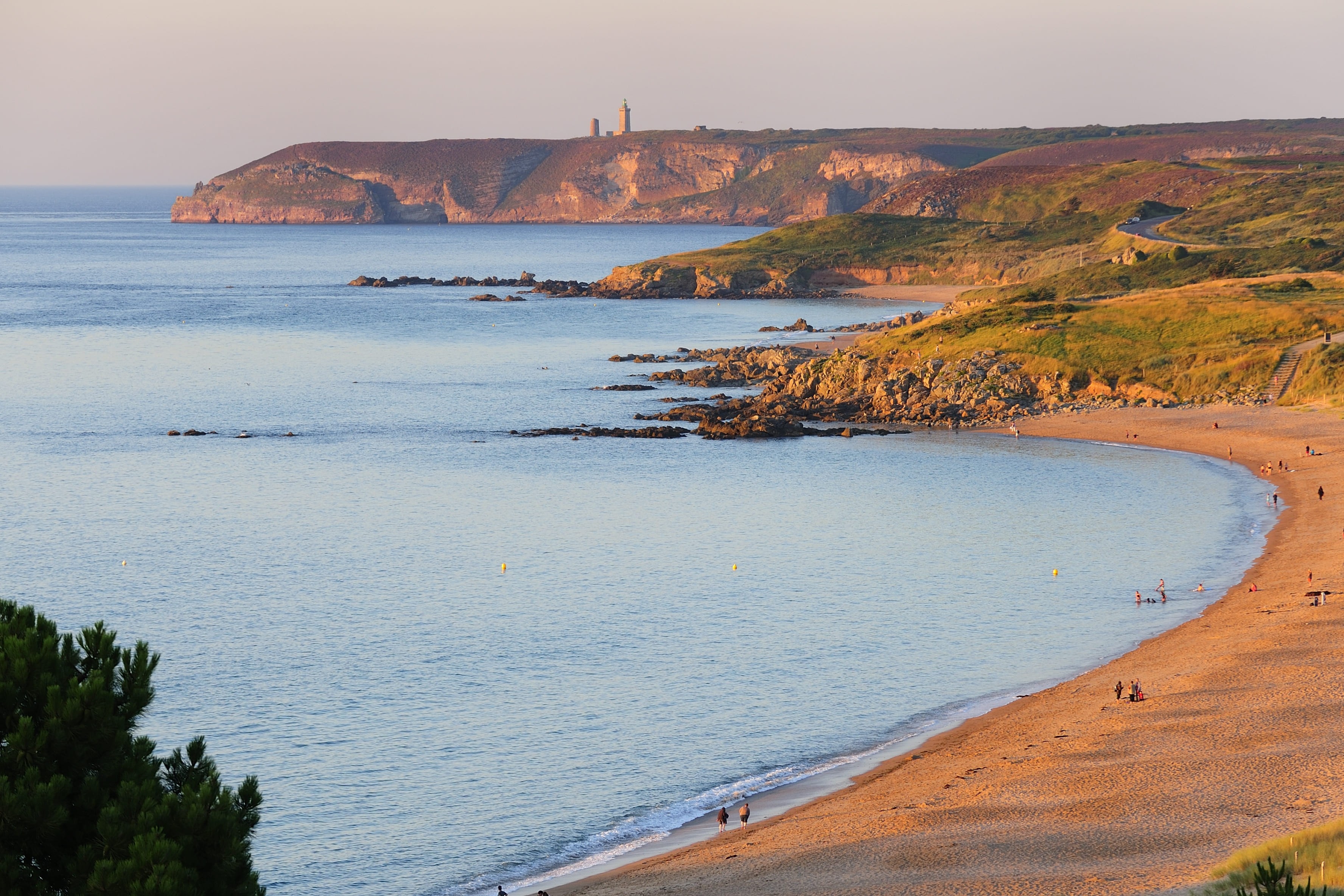  Plévenon, Le Cap Fréhel, Côte d’Armor, Bretagne, au coucher de soleil, anse du Croas, vue mer et plage