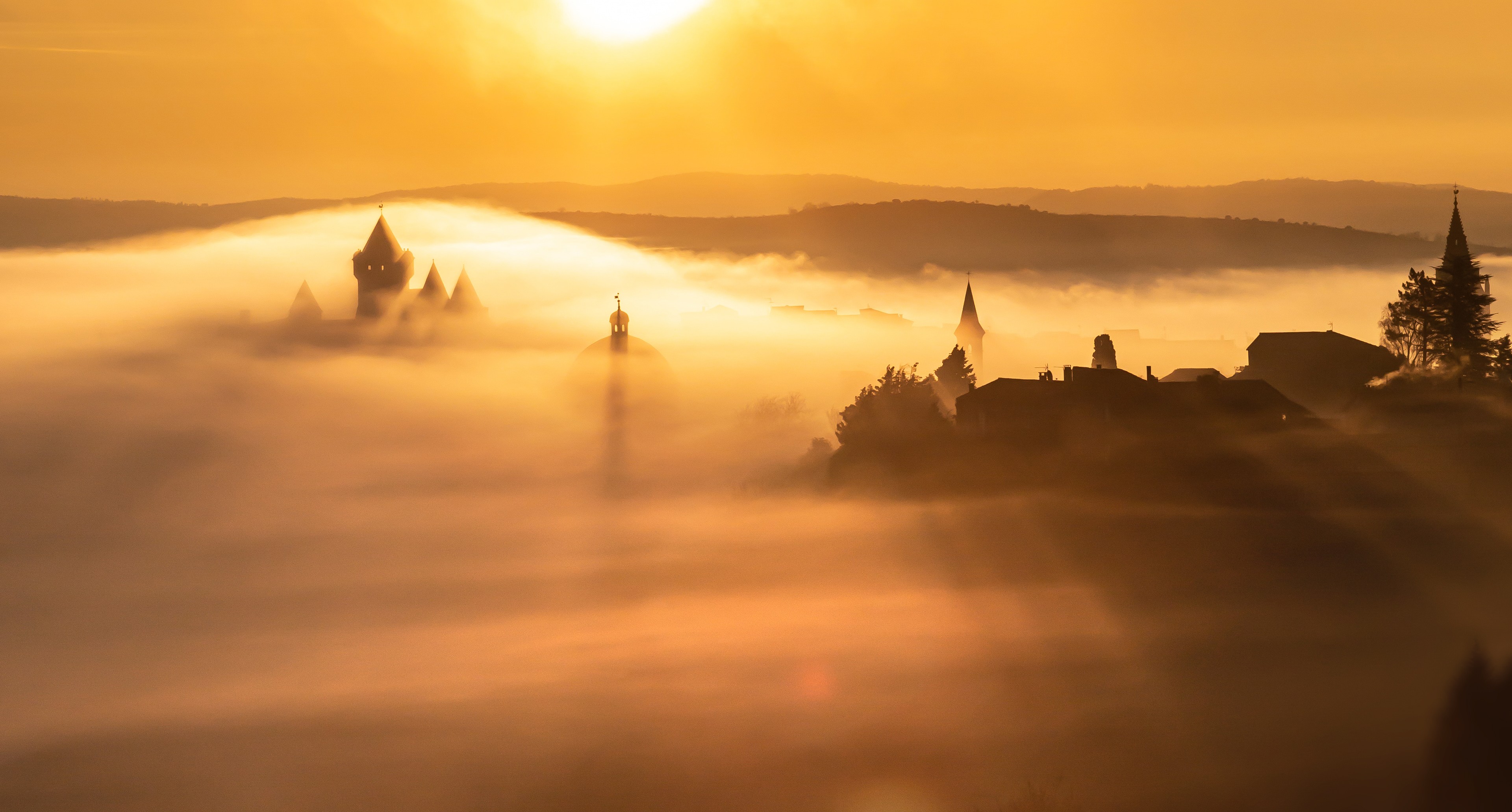 Lever du soleil dans la brume, vue aérienne sur le château d’Aubenas