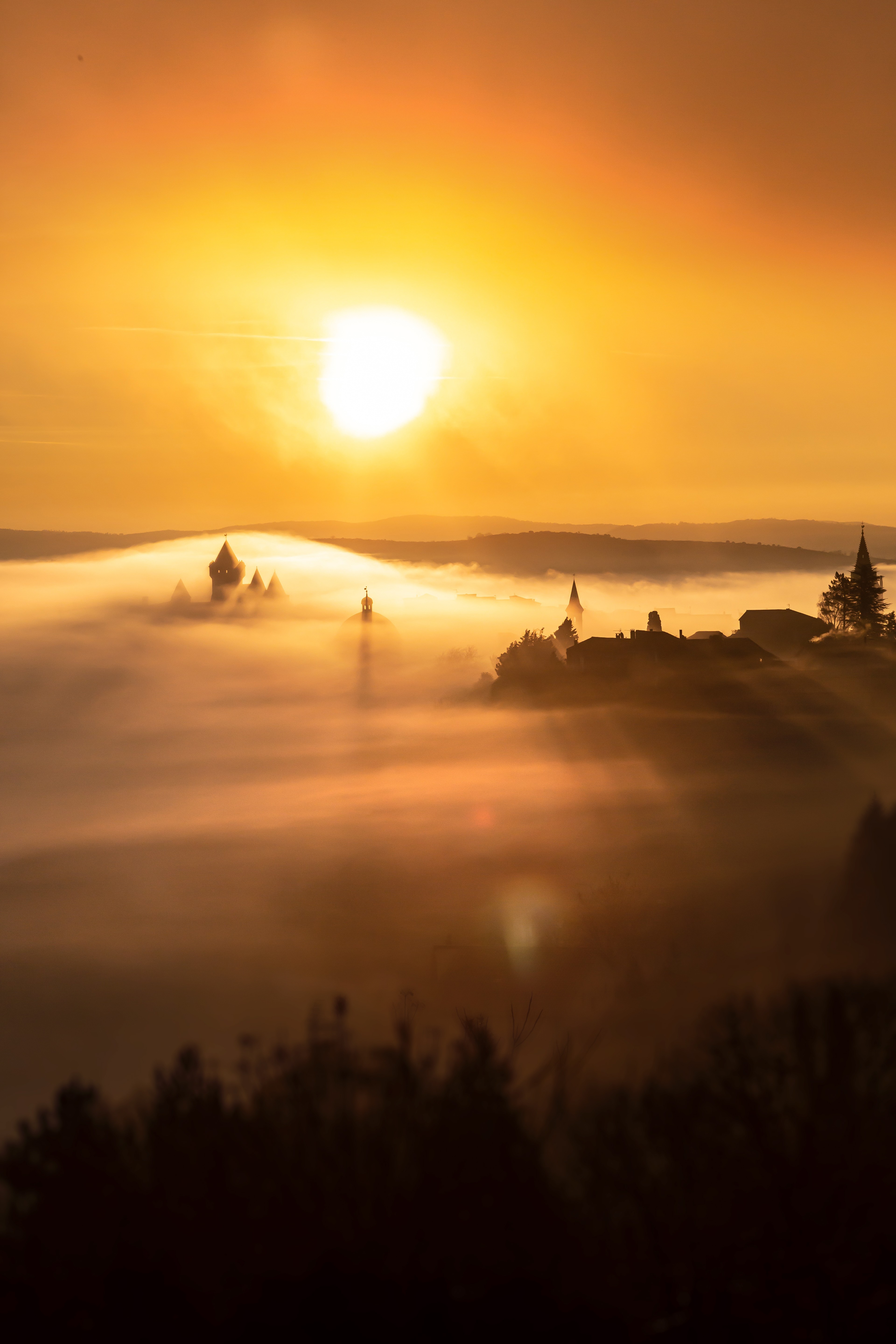 Lever du soleil dans la brume, vue aérienne sur le château d’Aubenas