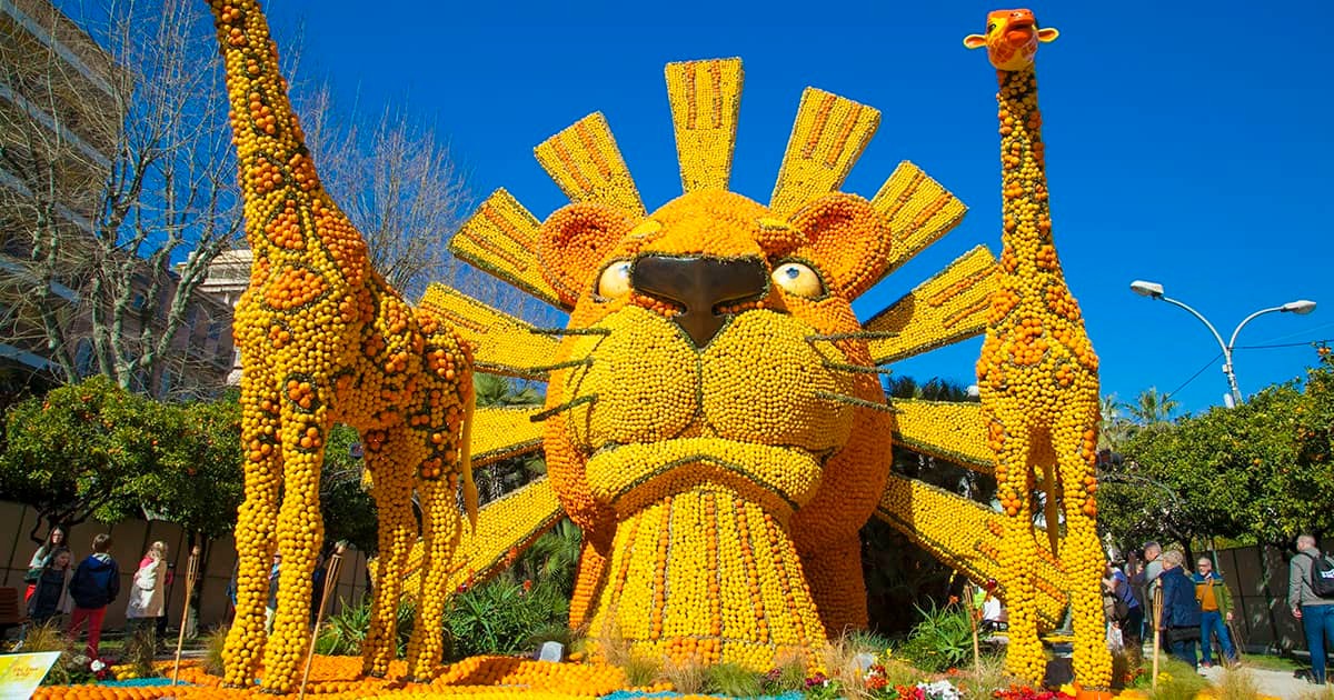 Sculpture en citrons représentant un lion et des girafes lors de la Fête du Citron à Menton.