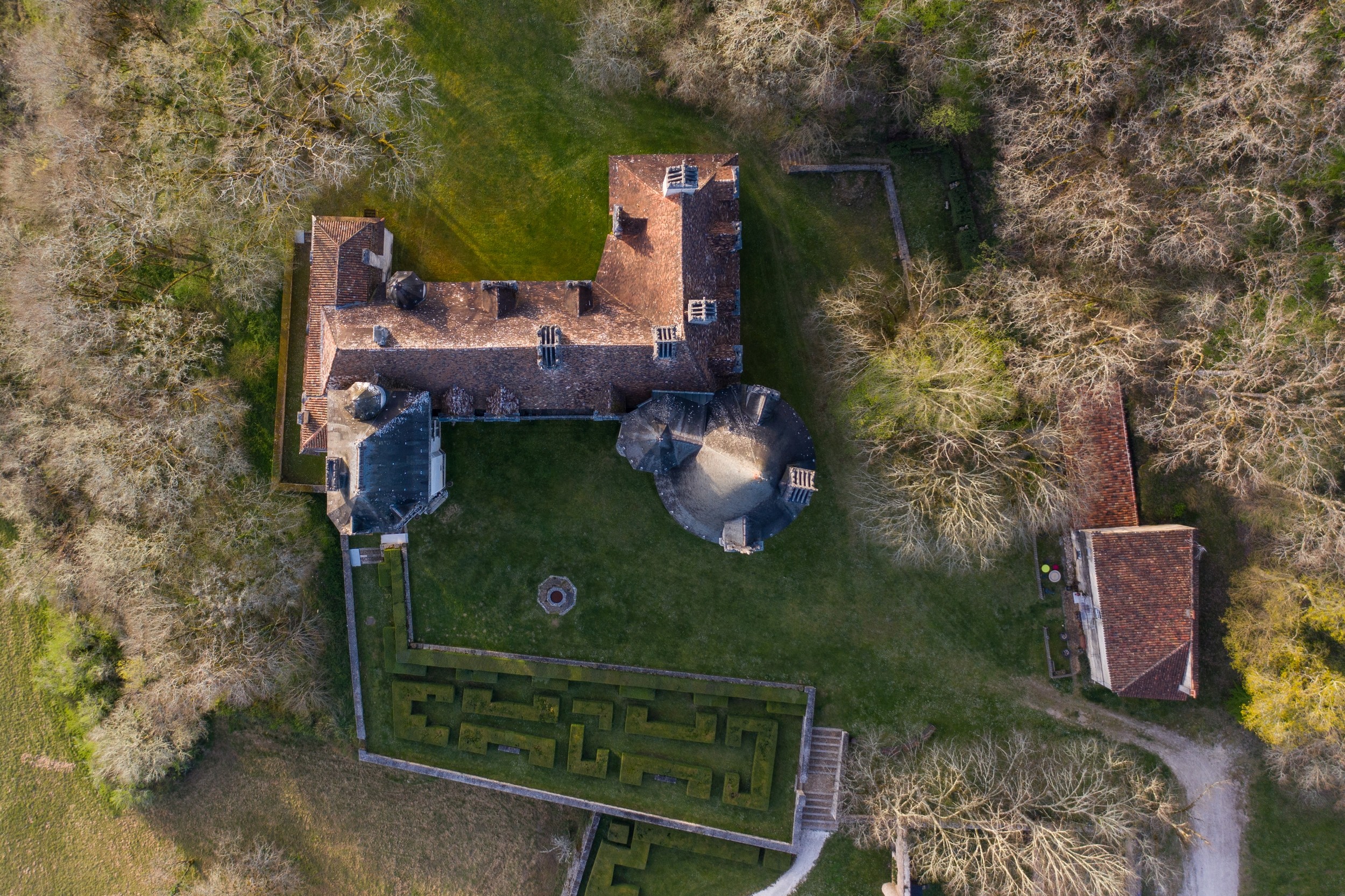 Château entouré d'arbres vu d'en haut.