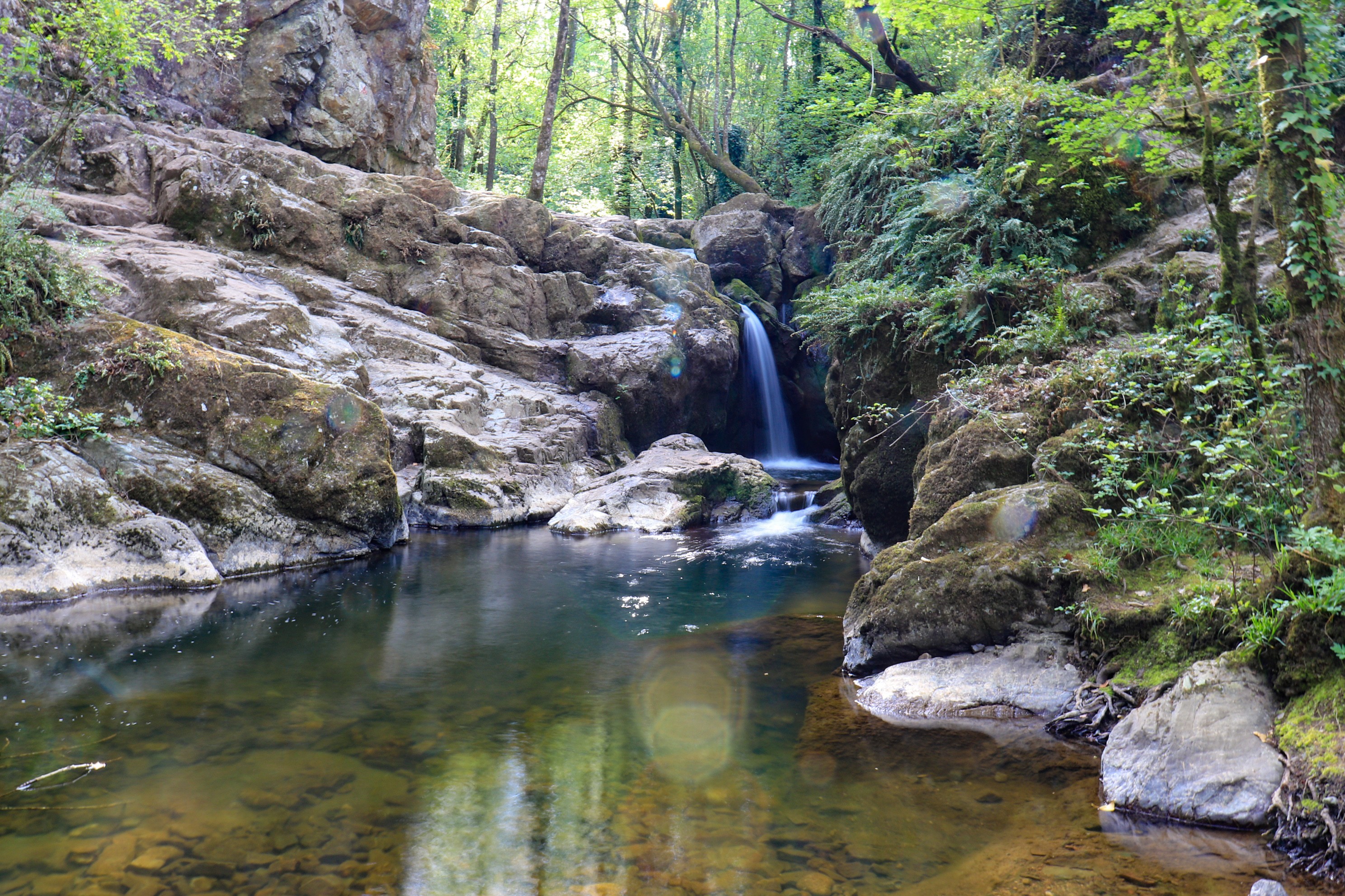 Cascade du Puits d’Enfer à Exireuil qui coule le long des Rochers dans une nature luxuriante