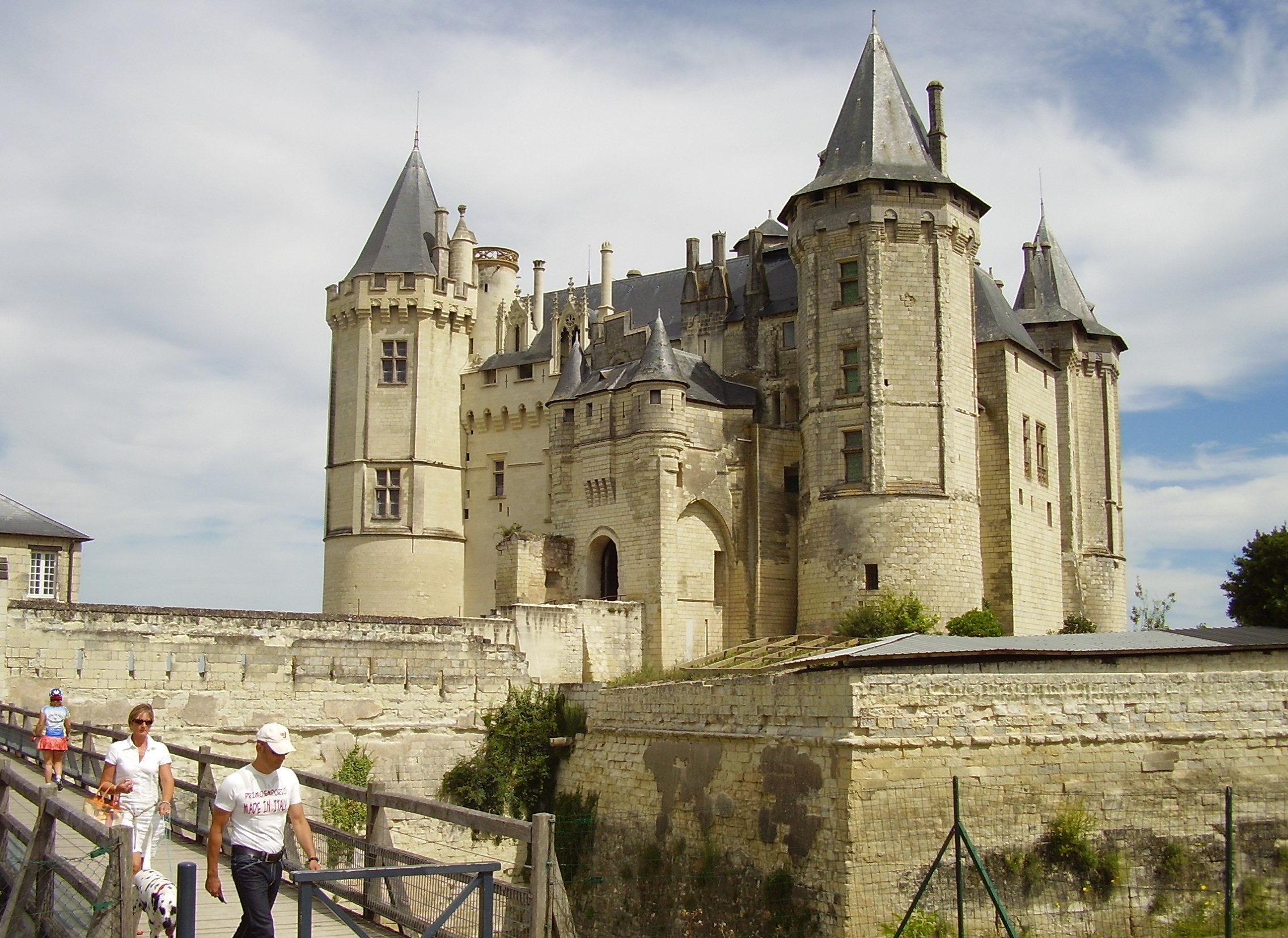 Vue sur le Château de Serrant et ses douves en eau