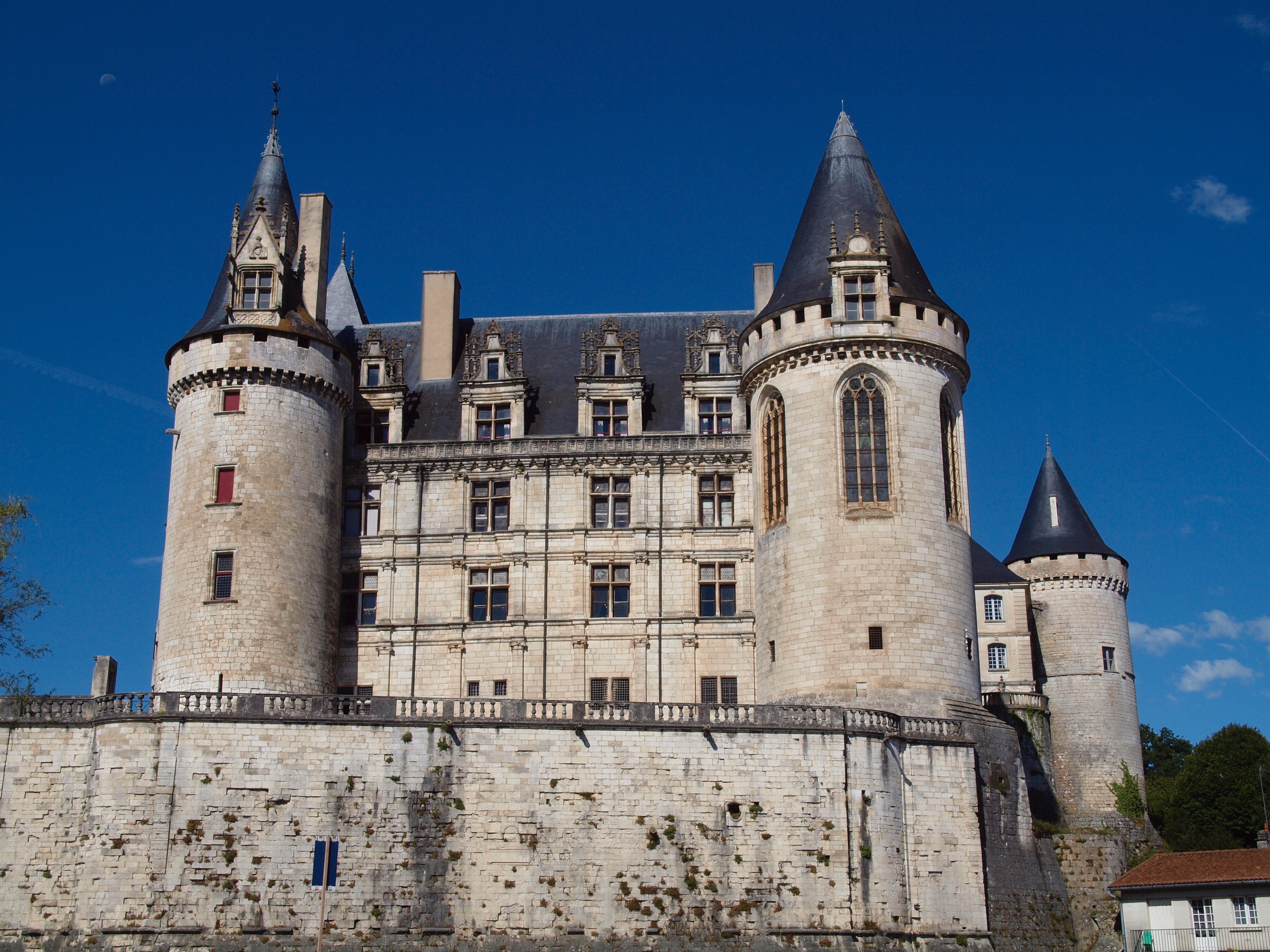 Depuis la ville, vue rapprochée sur le château de la Rochefoucauld et 3 de ses tours
