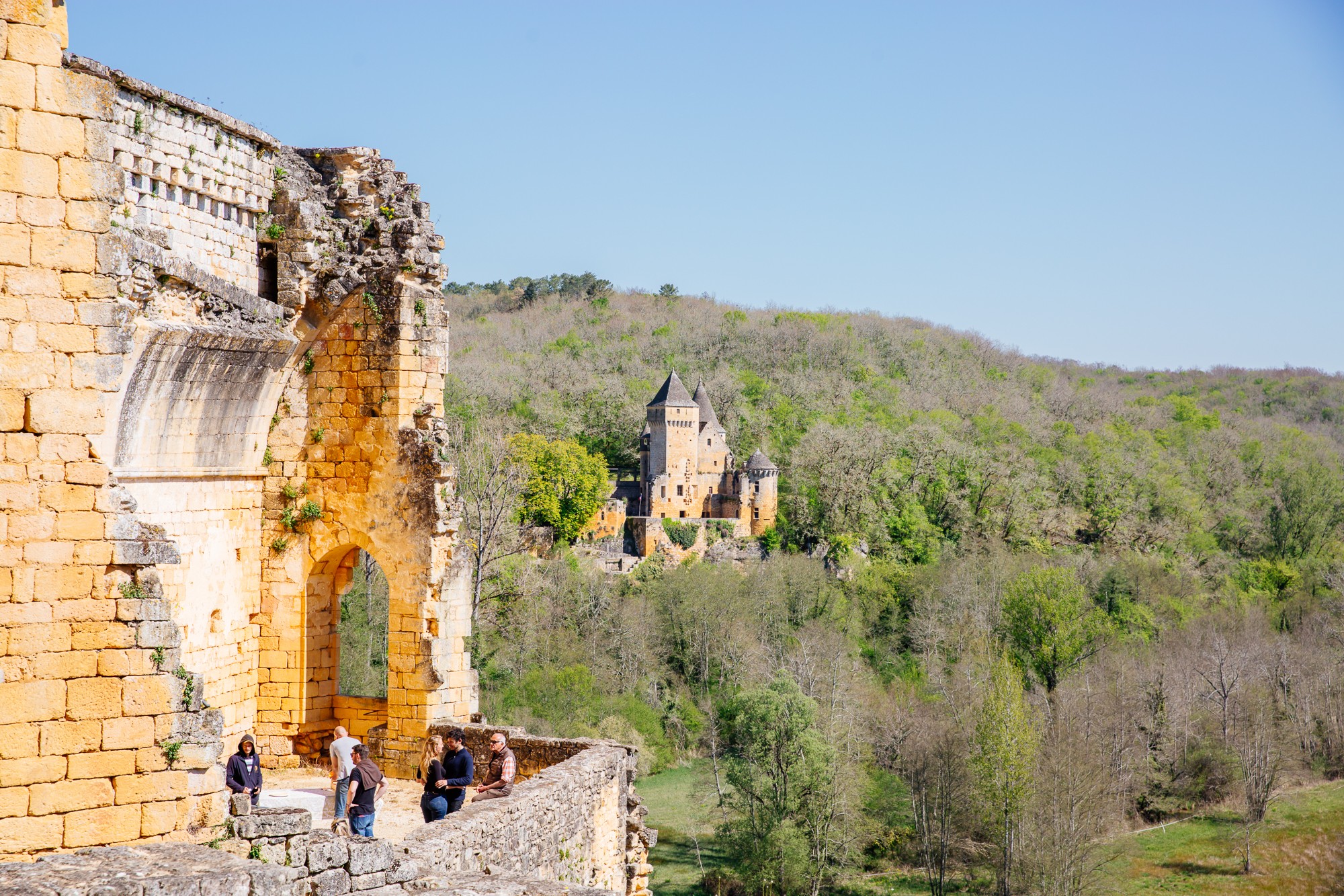 Château de Commarque entouré de végétation luxuriante.
