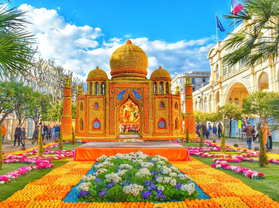 Reproduction du Taj Mahal faite en citrons et oranges pour la Fête du Citron à Menton.