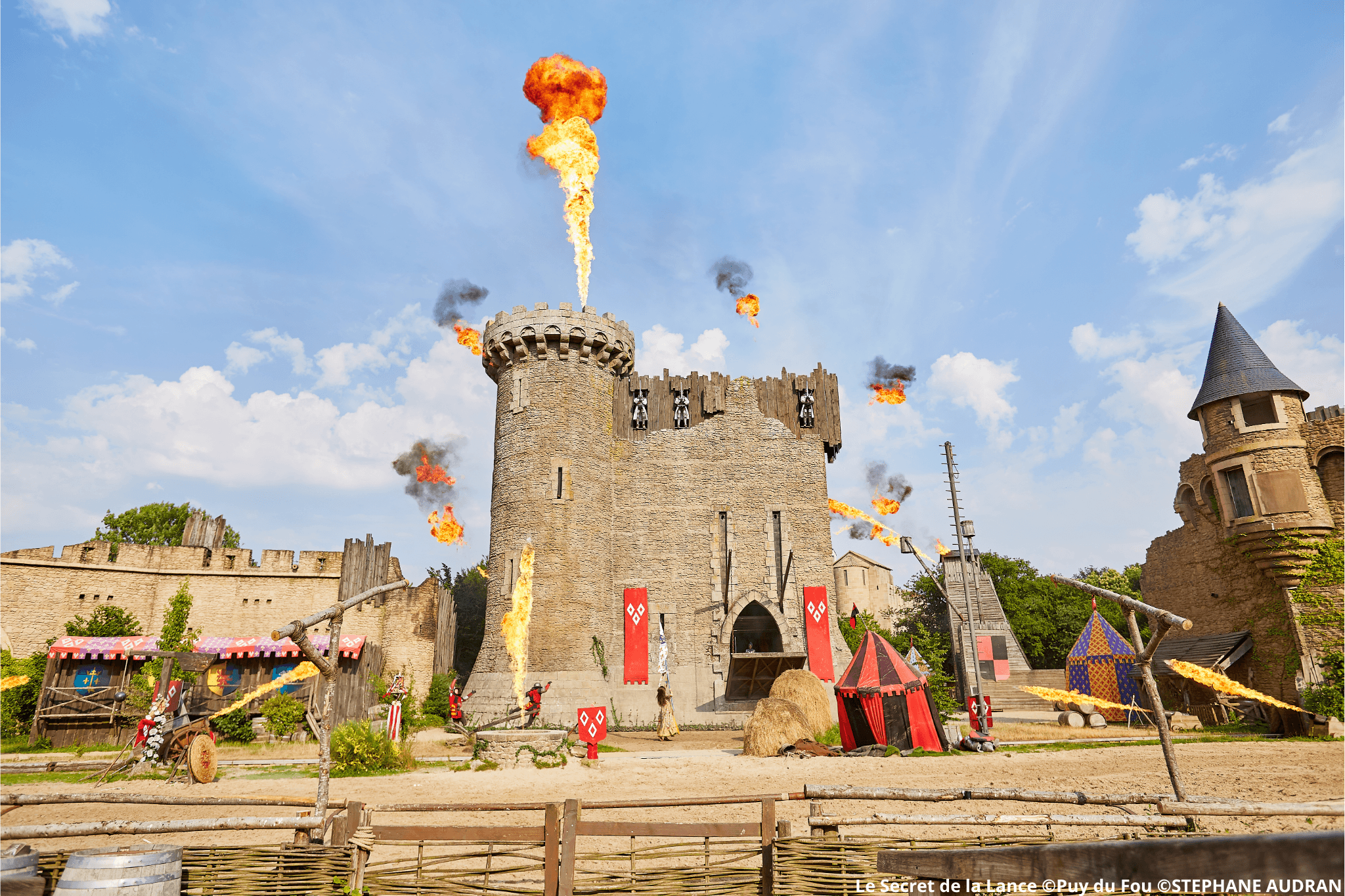 Spectacle le Secret de la Lance avec un château en feu
