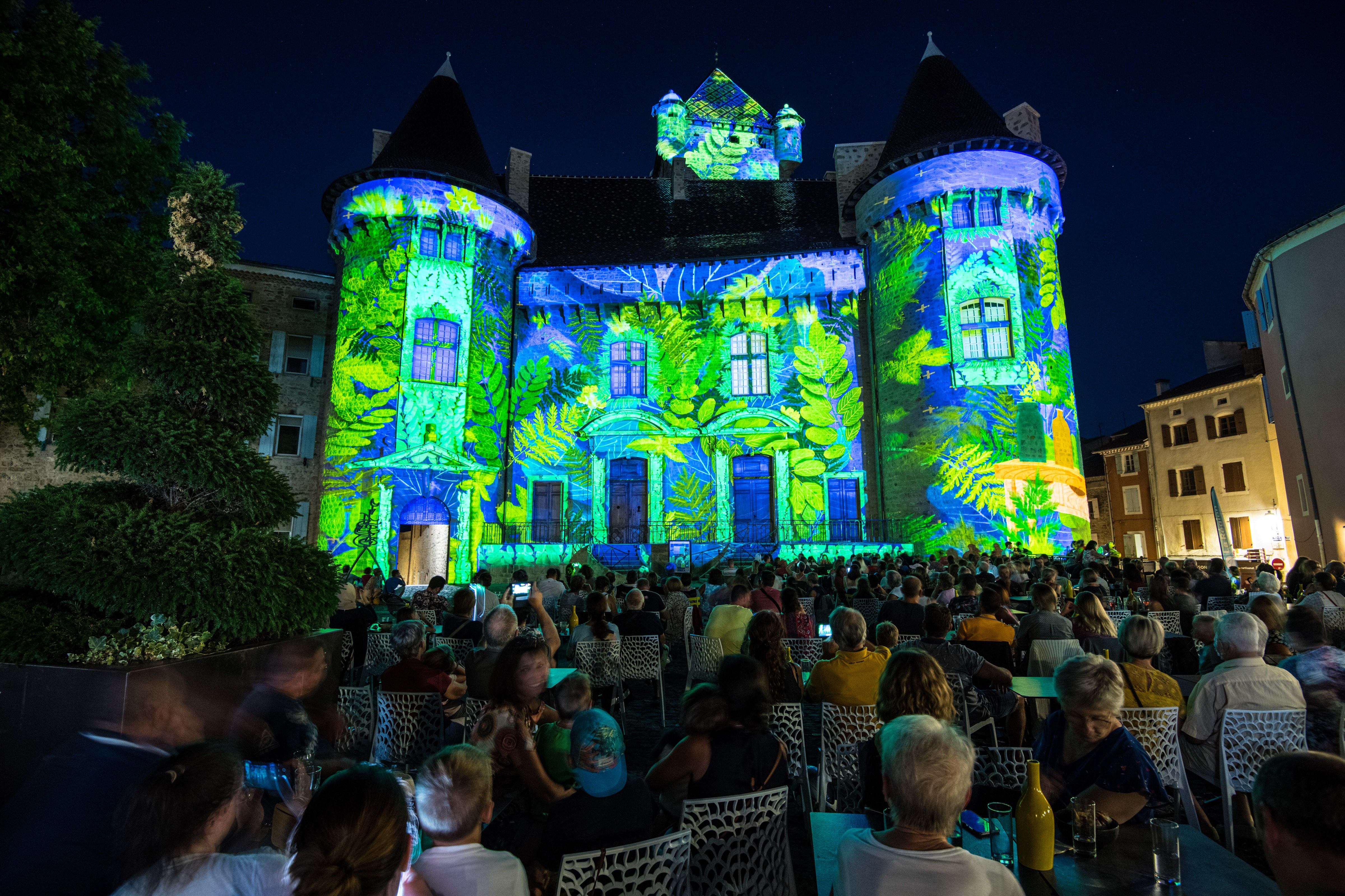 Festivité sur la place du marché sur le parvis du château fête des lumières projections sur la façade du château 