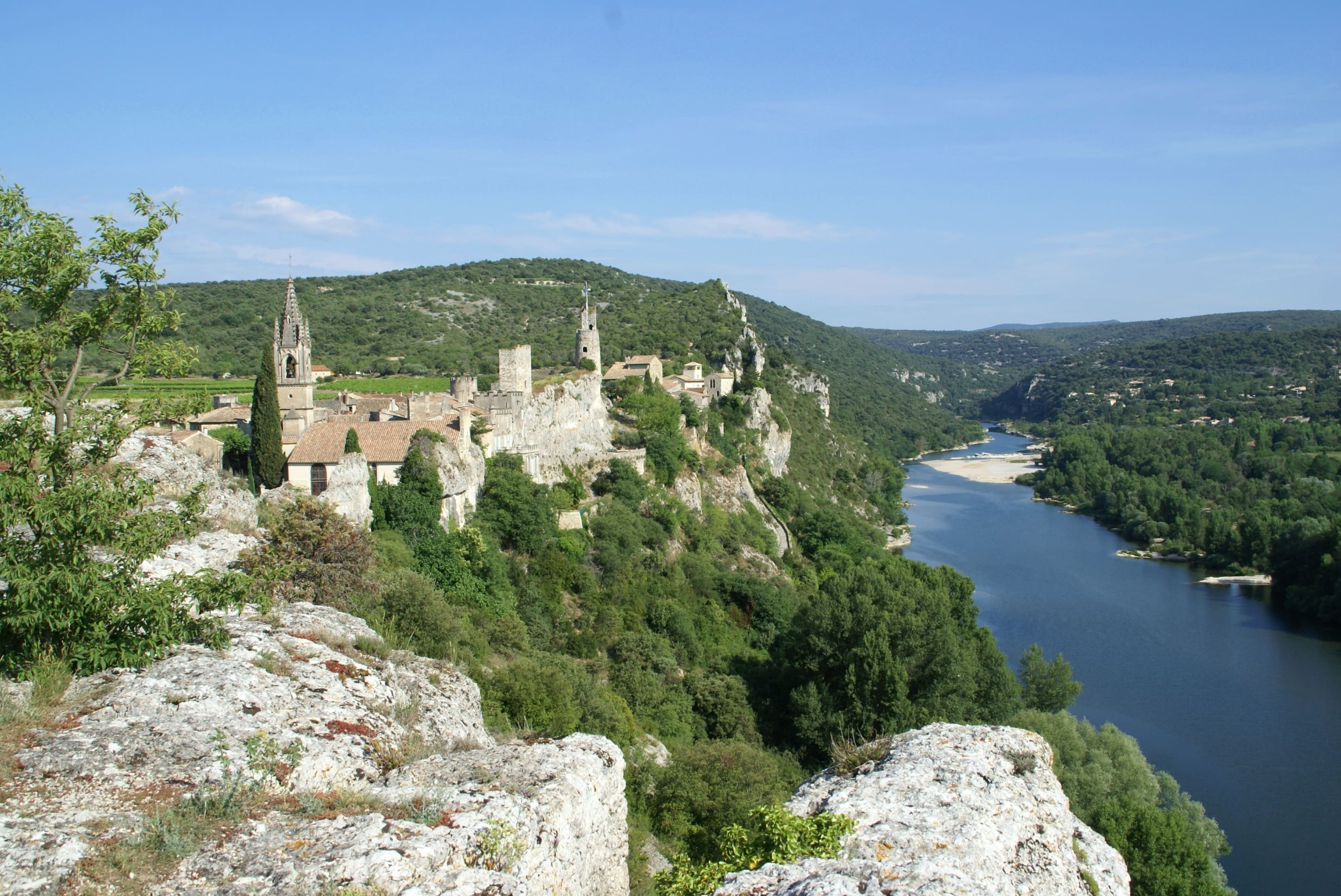 Panorama sur le village perché d’Aiguèze et la rivière Ardèche en contrebas