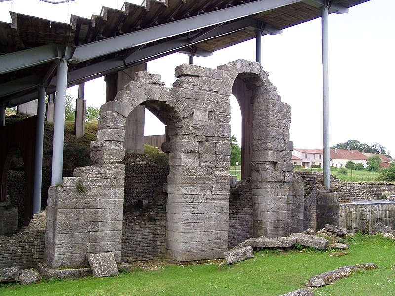 Les arches supportant les gradins de l'amphithéâtre de Grand.