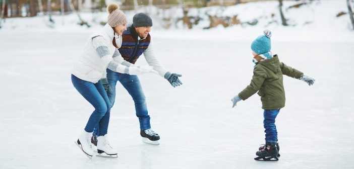 Famille profitant d'une session de patinage sur glace en plein air pendant l'hiver