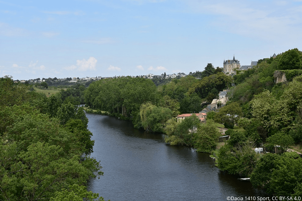 Depuis le ciel, vue sur la rivière du Thouet entourée de forêt