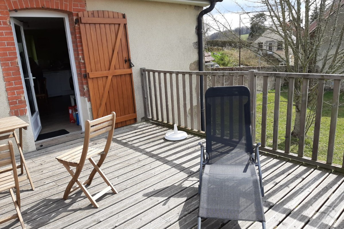 Table de jardin, transats et chaise longue à votre disposition