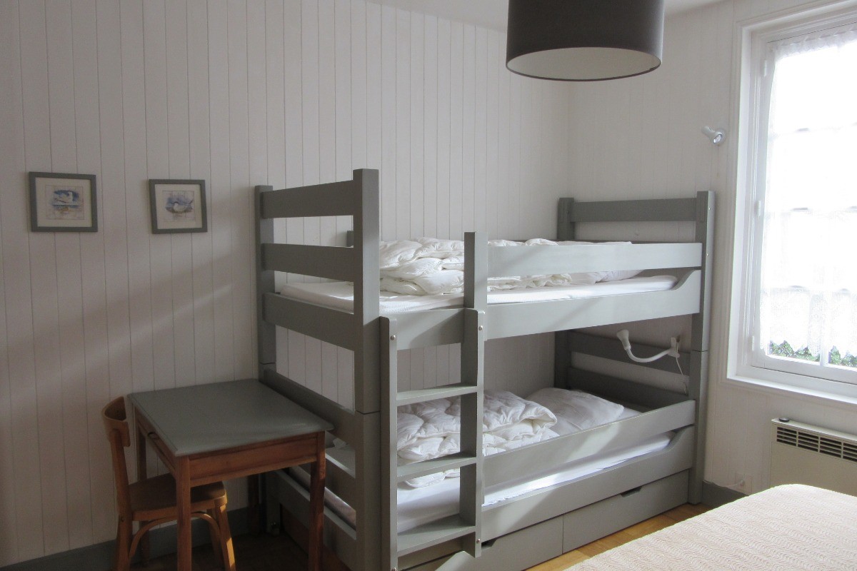 Chambre avec 1 lit de 140 et 2 lits de 90