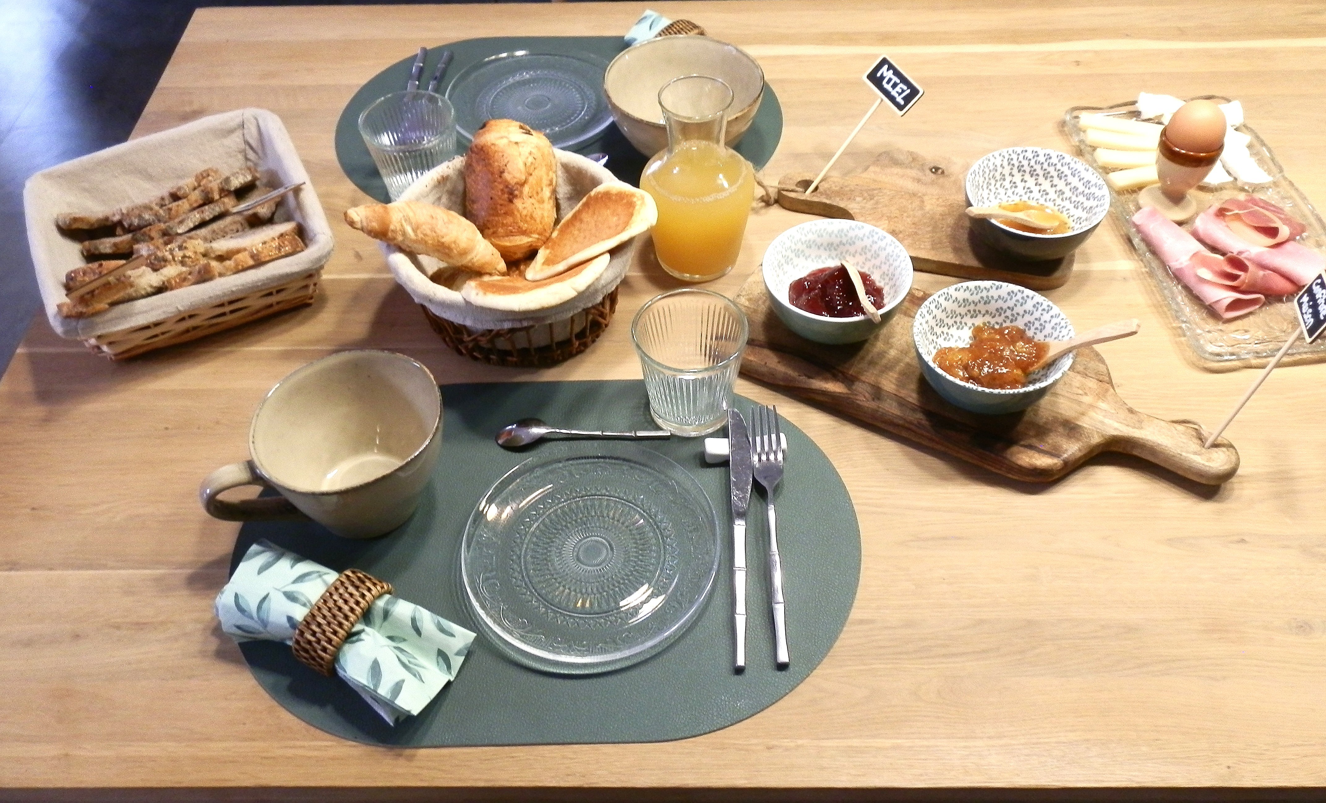 Petit-déjeuner servis dans la pièce à vivre, ou bien en terrasse l'été. 