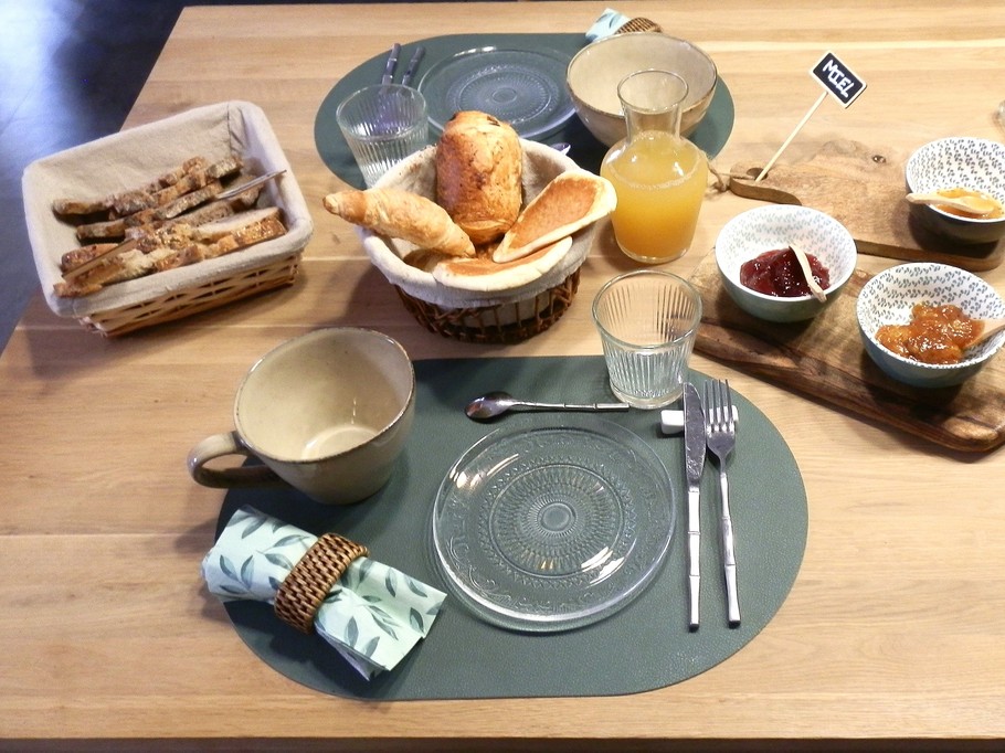 Petit-déjeuner servis dans la pièce à vivre, ou bien en terrasse l'été.