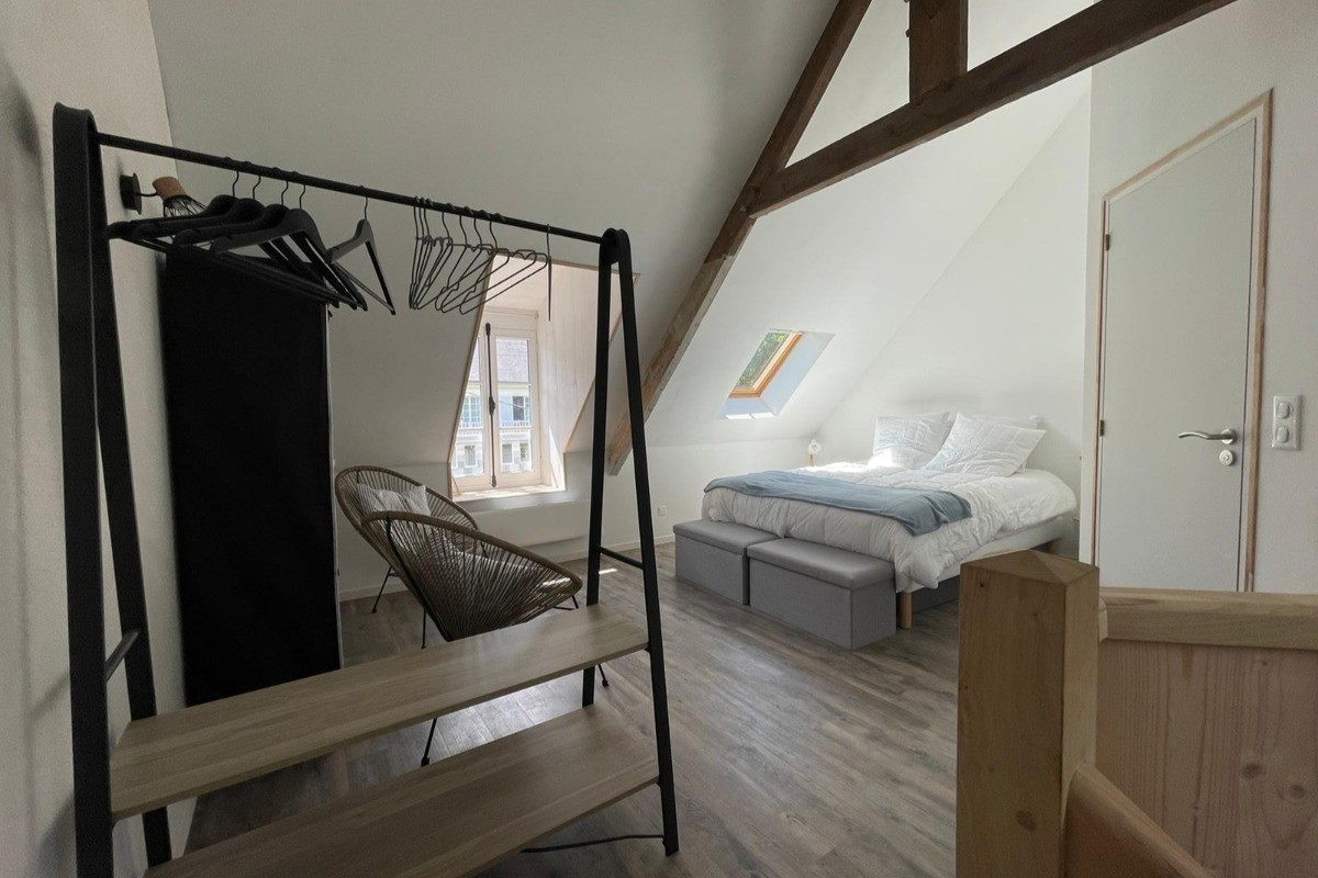 La chambre de l'étage (lit 160cm) avec salle d'eau WC attenante - Gîte "Le petit 121"