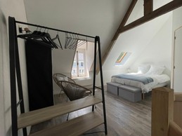 La chambre de l'étage (lit 160cm) avec salle d'eau WC attenante - Gîte "Le petit 121"