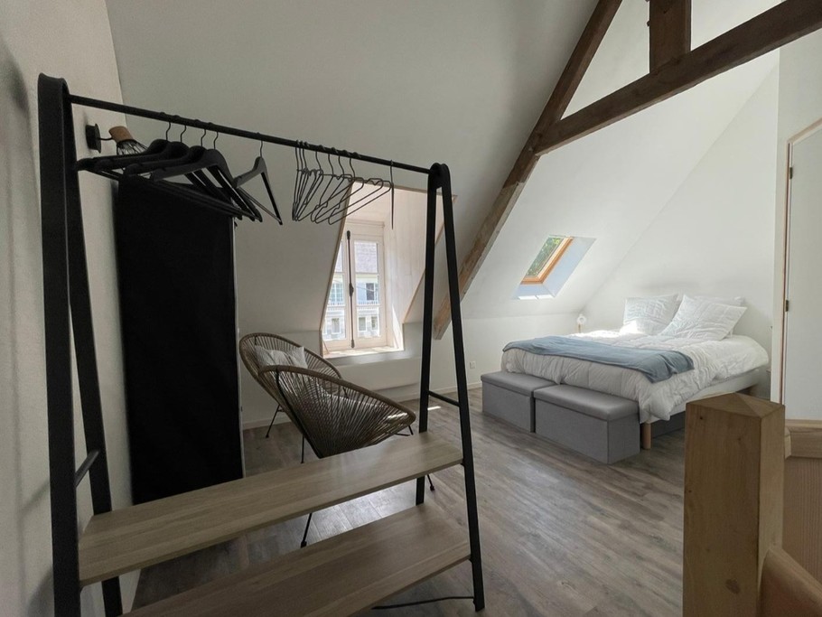 La chambre de l'étage (lit 160cm) avec salle d'eau WC attenante - Gîte "Le petit 121"