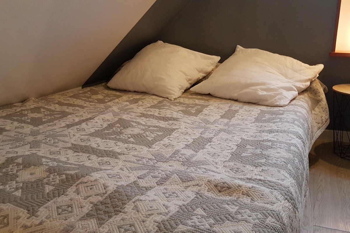 Chambre en mezzanine pour 2 personnes : 1 lit 140x190 cm et 1 lit 90x190 cm. 
Crédits photo : Clévacances 35