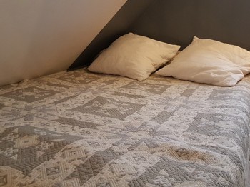 Chambre en mezzanine pour 2 personnes : 1 lit 140x190 cm et 1 lit 90x190 cm. 
Crédits photo : Clévacances 35