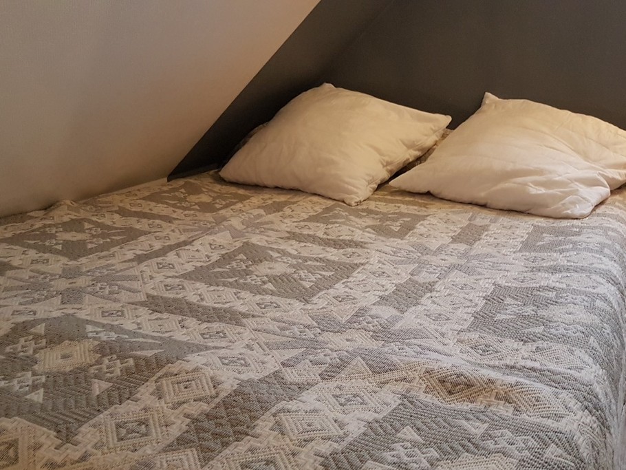 Chambre en mezzanine pour 2 personnes : 1 lit 140x190 cm et 1 lit 90x190 cm. 
Crédits photo : Clévacances 35