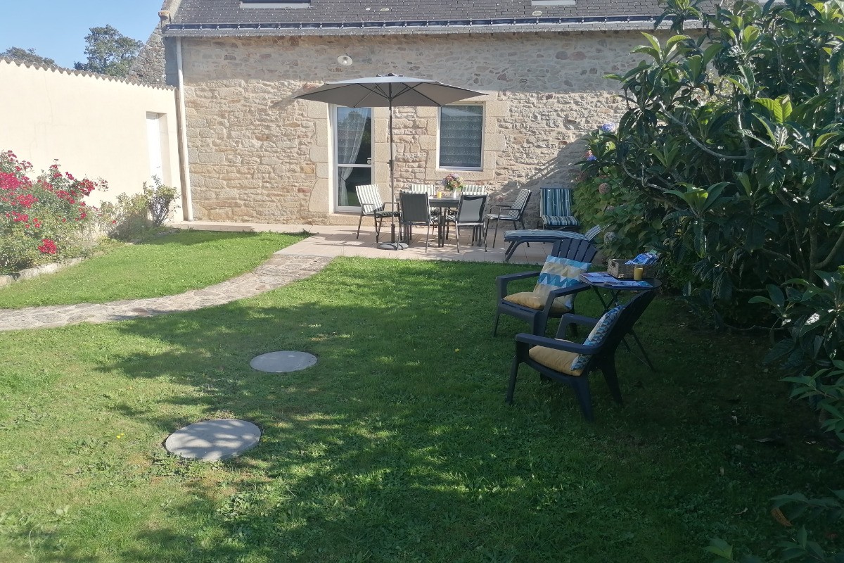 TY AR MEN: Salon de jardin pour 6 personnes, 4 Bains de soleil, grand parasol. BARBECUE.