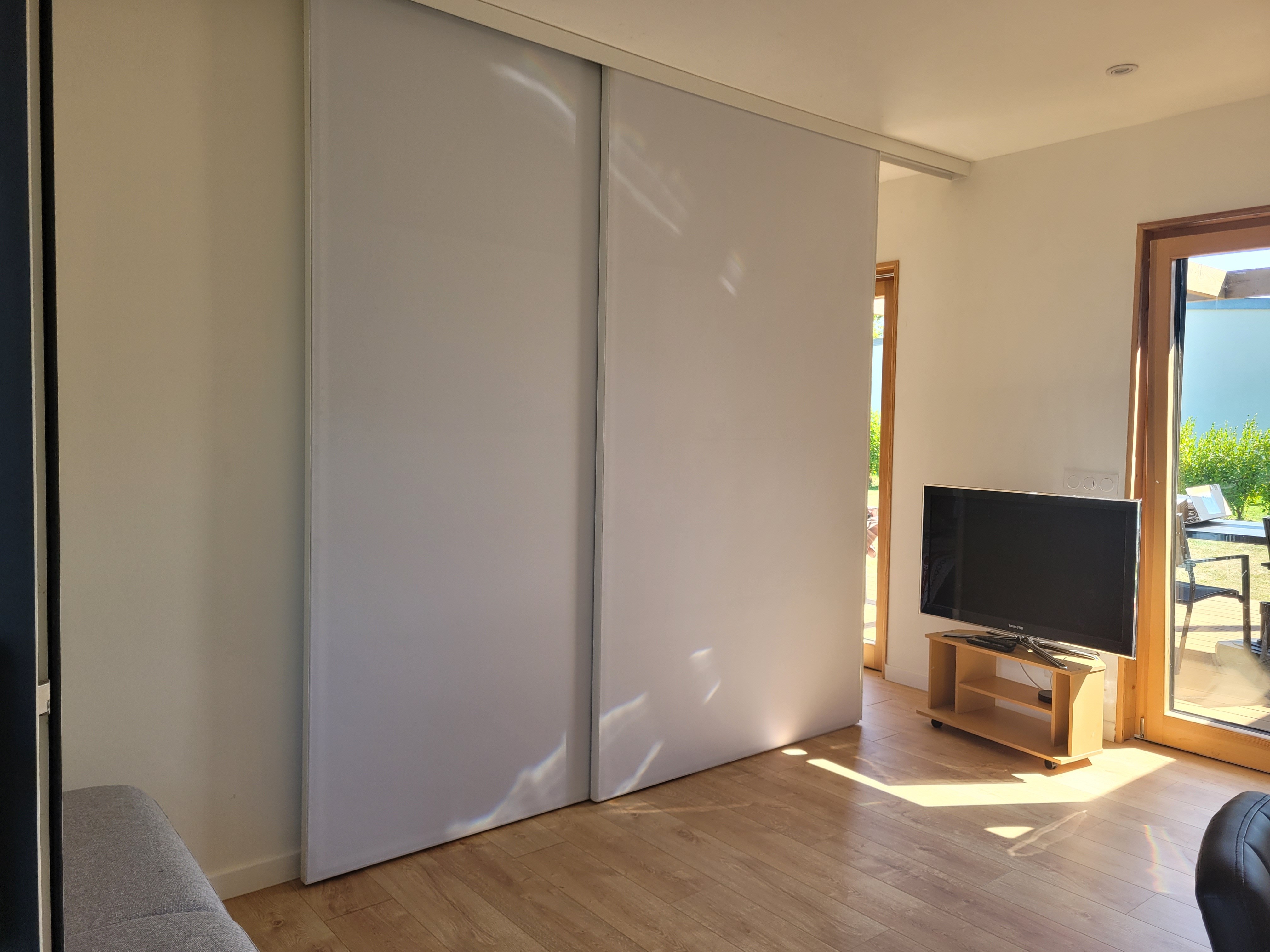 Palluel, Clévacances holiday let in Plourhan, living area with a removable partition between the living room and the bedroom area