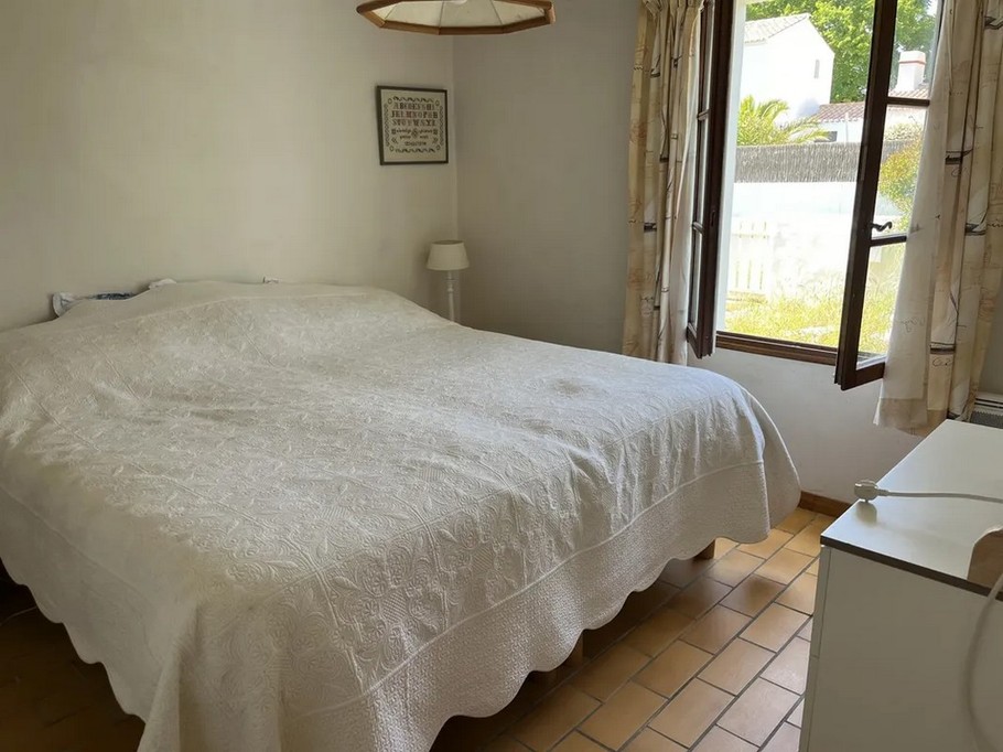 Bedroom 1 (ground floor): 2 single beds (90cm)