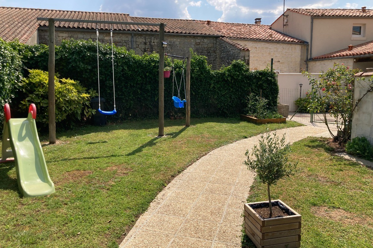 Le Jardin commun, gite La Ramée avec piscine pour 6 personnes, près de Rochefort, Charente maritime