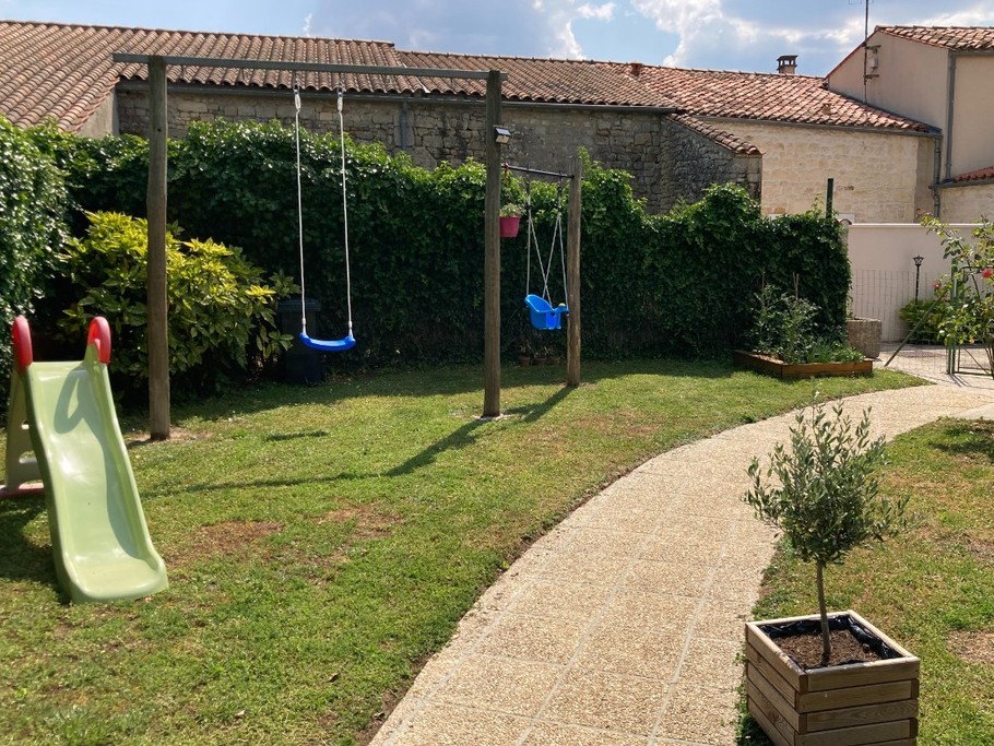 Le Jardin commun, gite La Ramée avec piscine pour 6 personnes, près de Rochefort, Charente maritime