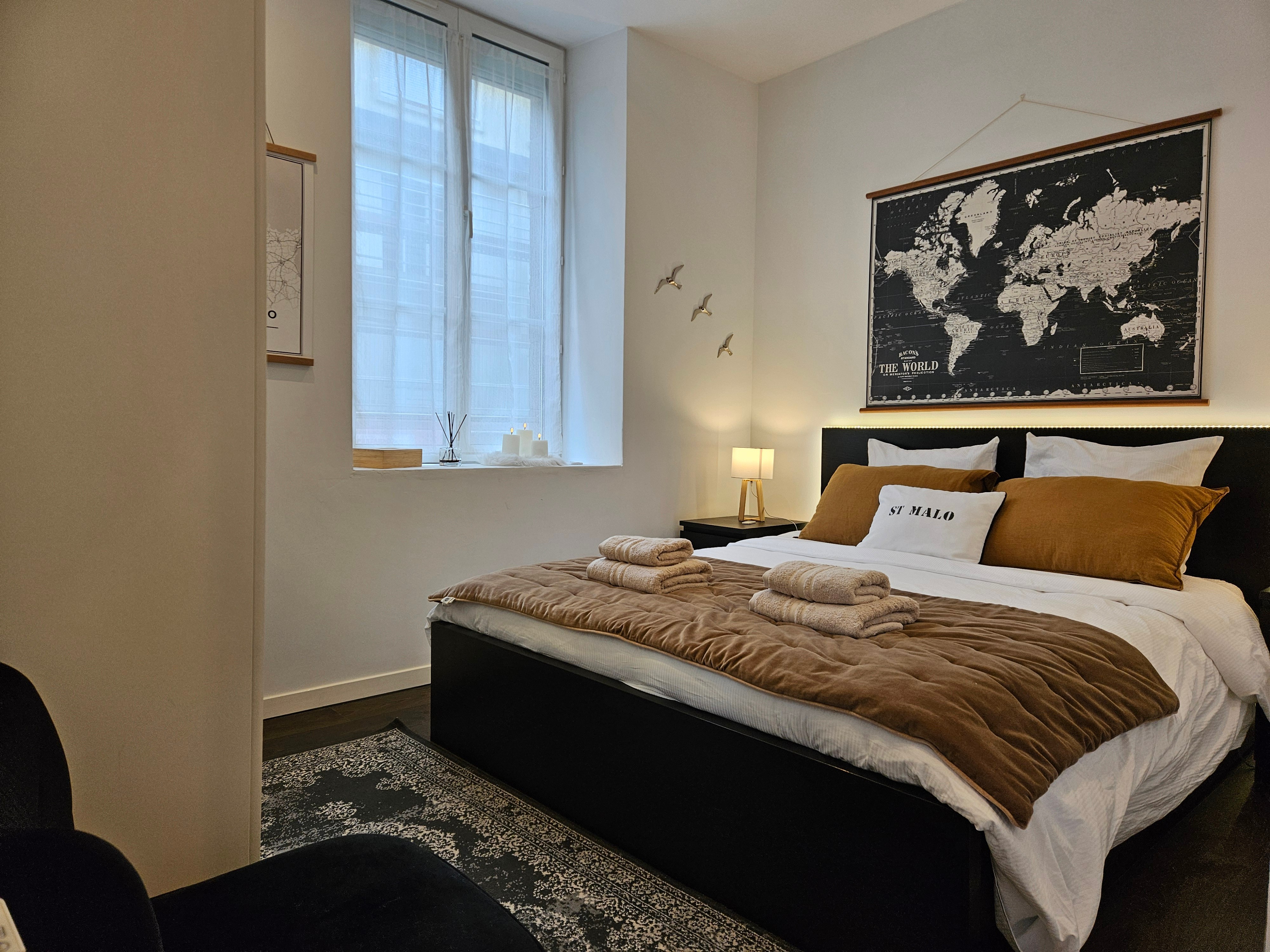 Chambre avec un lit queen size (160 x 200 cm). Salle d'eau avec WC attenants.
