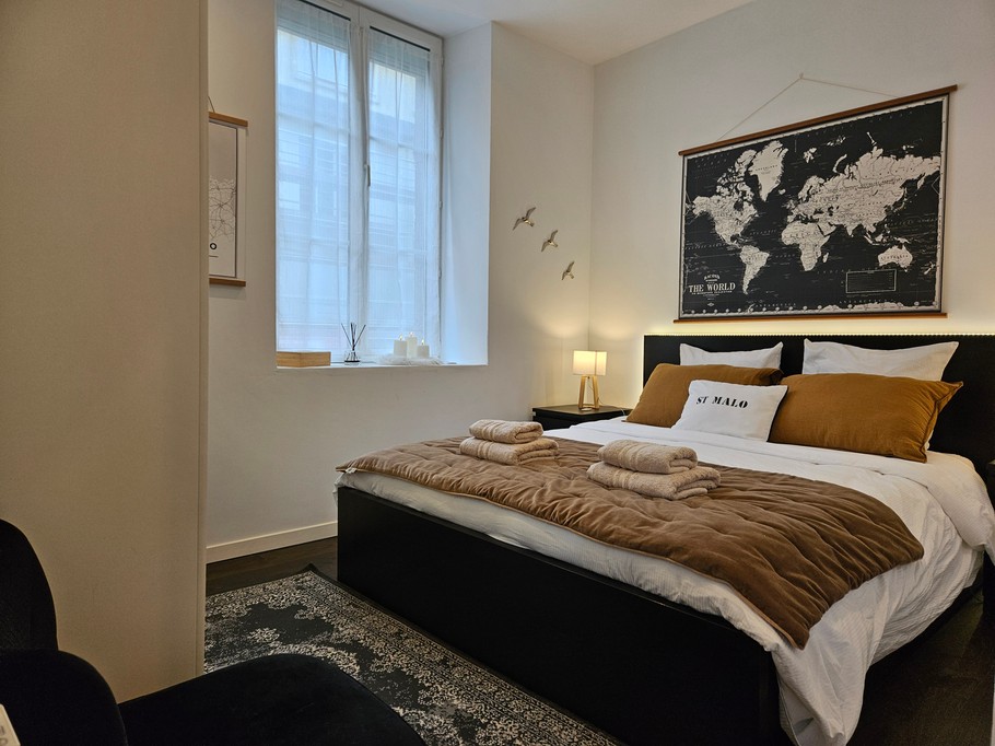 Chambre avec un lit queen size (160 x 200 cm). Salle d'eau avec WC attenants.