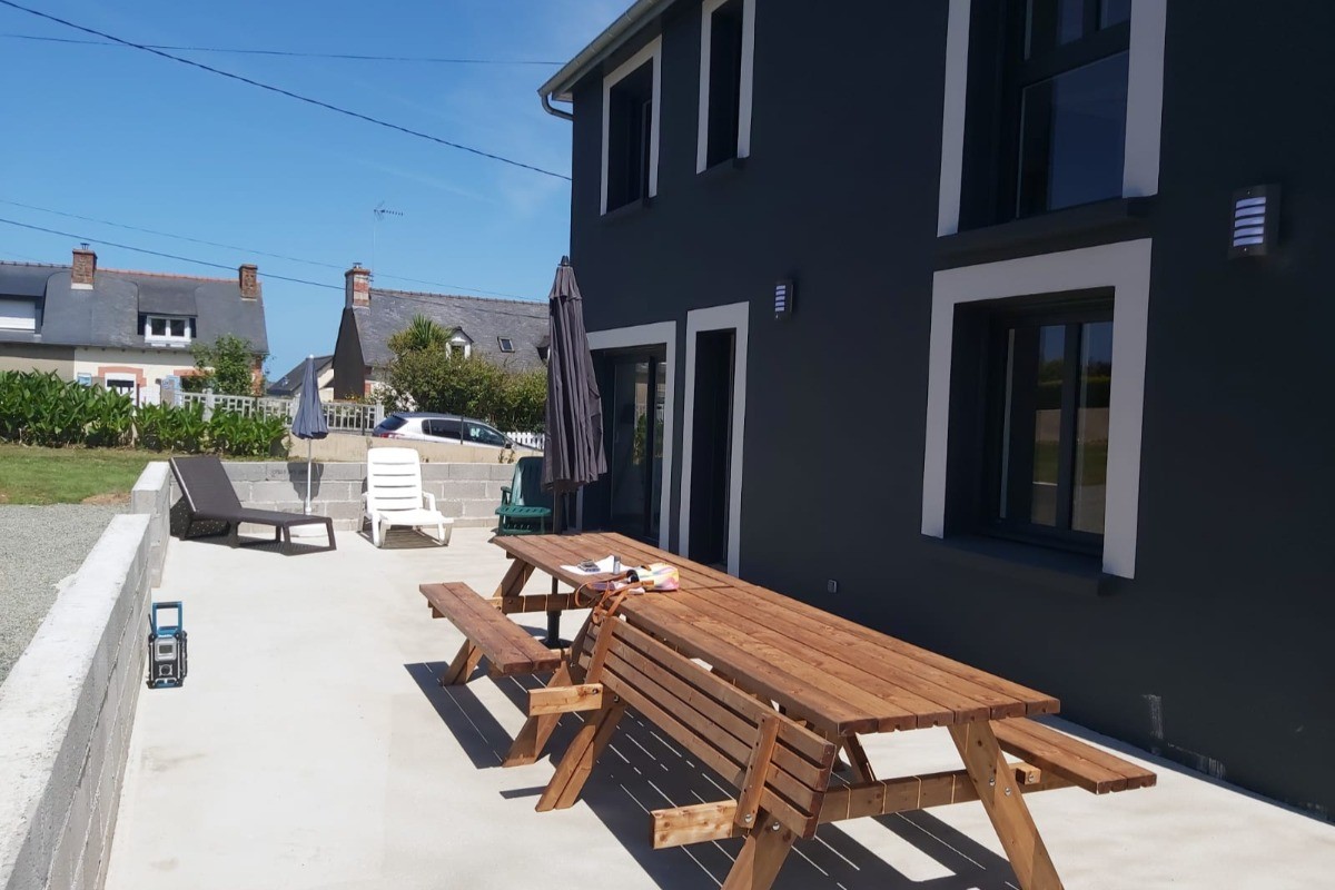 location coin terrasse avec barbecue transats parasols tables de pique-nique
