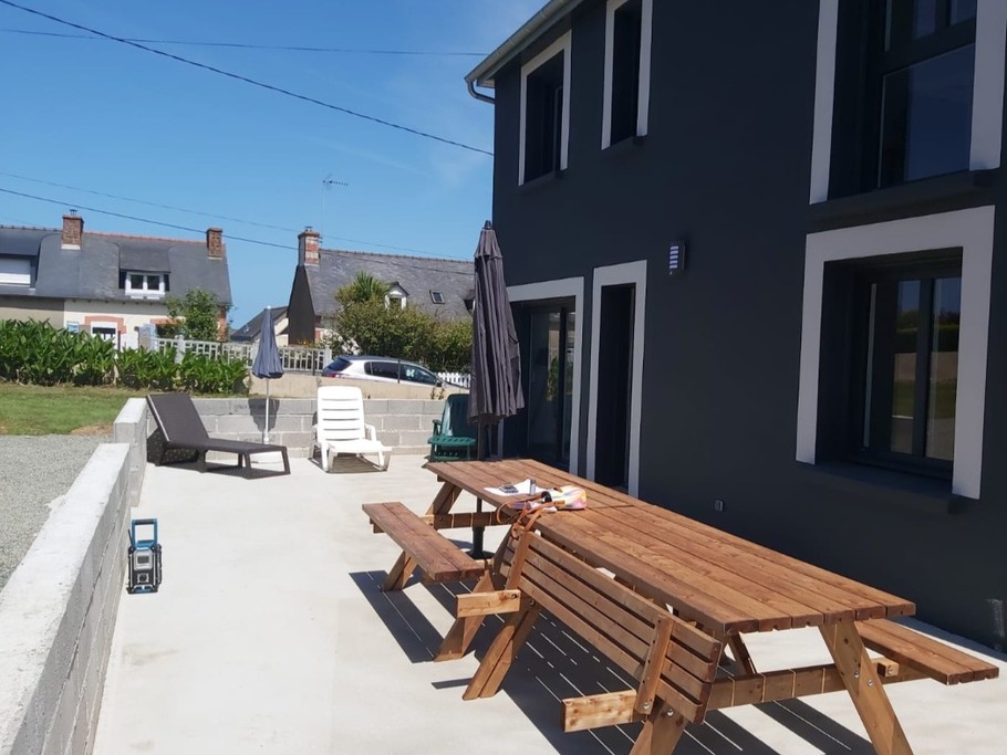 location coin terrasse avec barbecue transats parasols tables de pique-nique