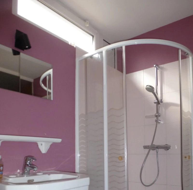 Salle d'eau chambres taupe et rose