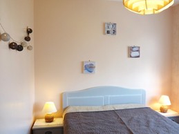 Chambre indépendante pour 2 personnes (it 140 cm) avec rangements et penderie.
