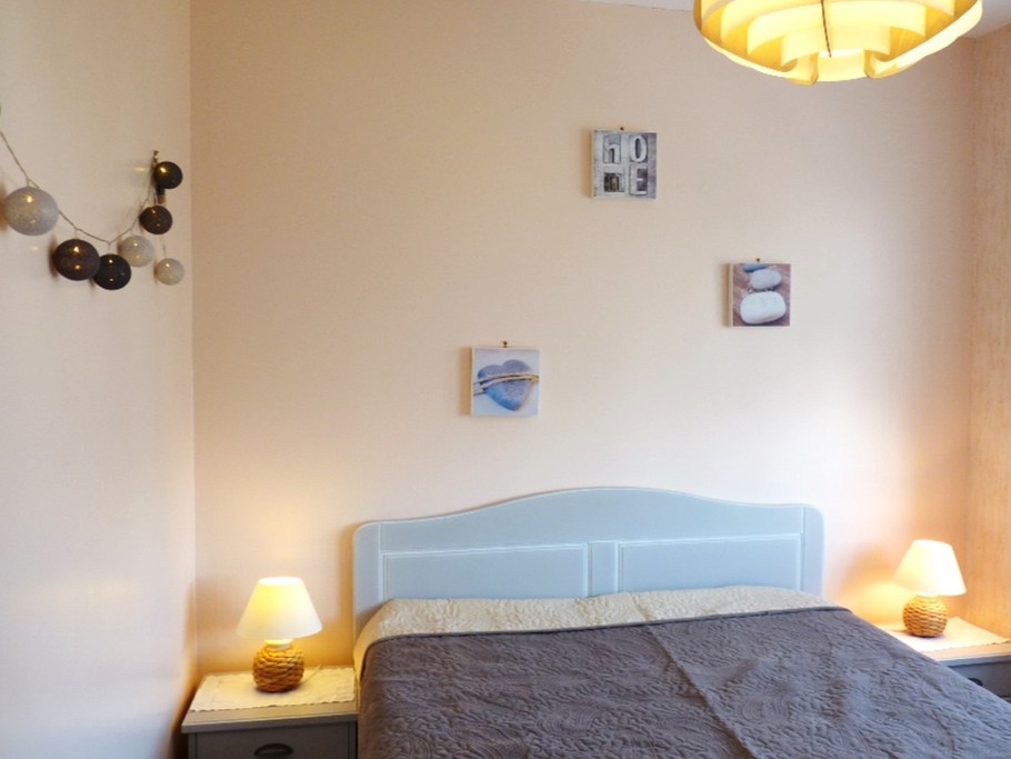 Chambre indépendante pour 2 personnes (it 140 cm) avec rangements et penderie.