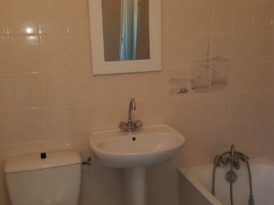 La salle de bain avec WC